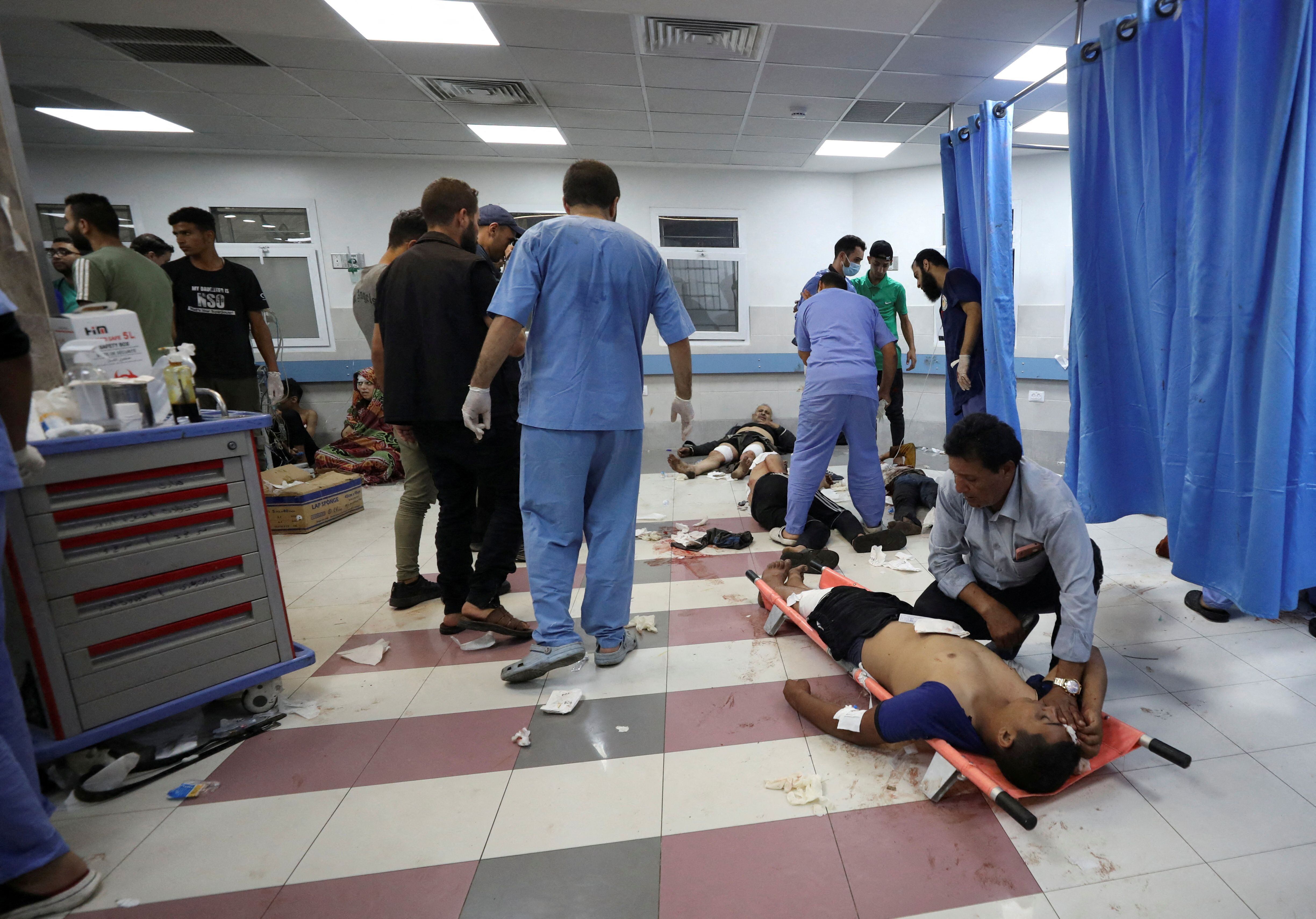 Heridos tras el bombardeo al hospital (REUTERS/Mohammed Al-Masri)