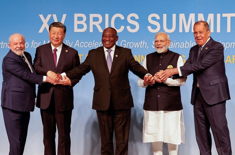 El presidente de Brasil, Luiz Inácio Lula da Silva, el presidente de China, Xi Jinping, el presidente de Sudáfrica, Cyril Ramaphosa, el primer ministro de la India, Narendra Modi, y el ministro de Asuntos Exteriores de Rusia, Sergei Lavrov, posan para una foto de familia del BRICS durante la Cumbre BRICS 2023 en el Centro de Convenciones de Sandton en Johannesburgo, Sudáfrica. 23 de agosto de 2023. GIANLUIGI GUERCIA/Pool vía REUTERS