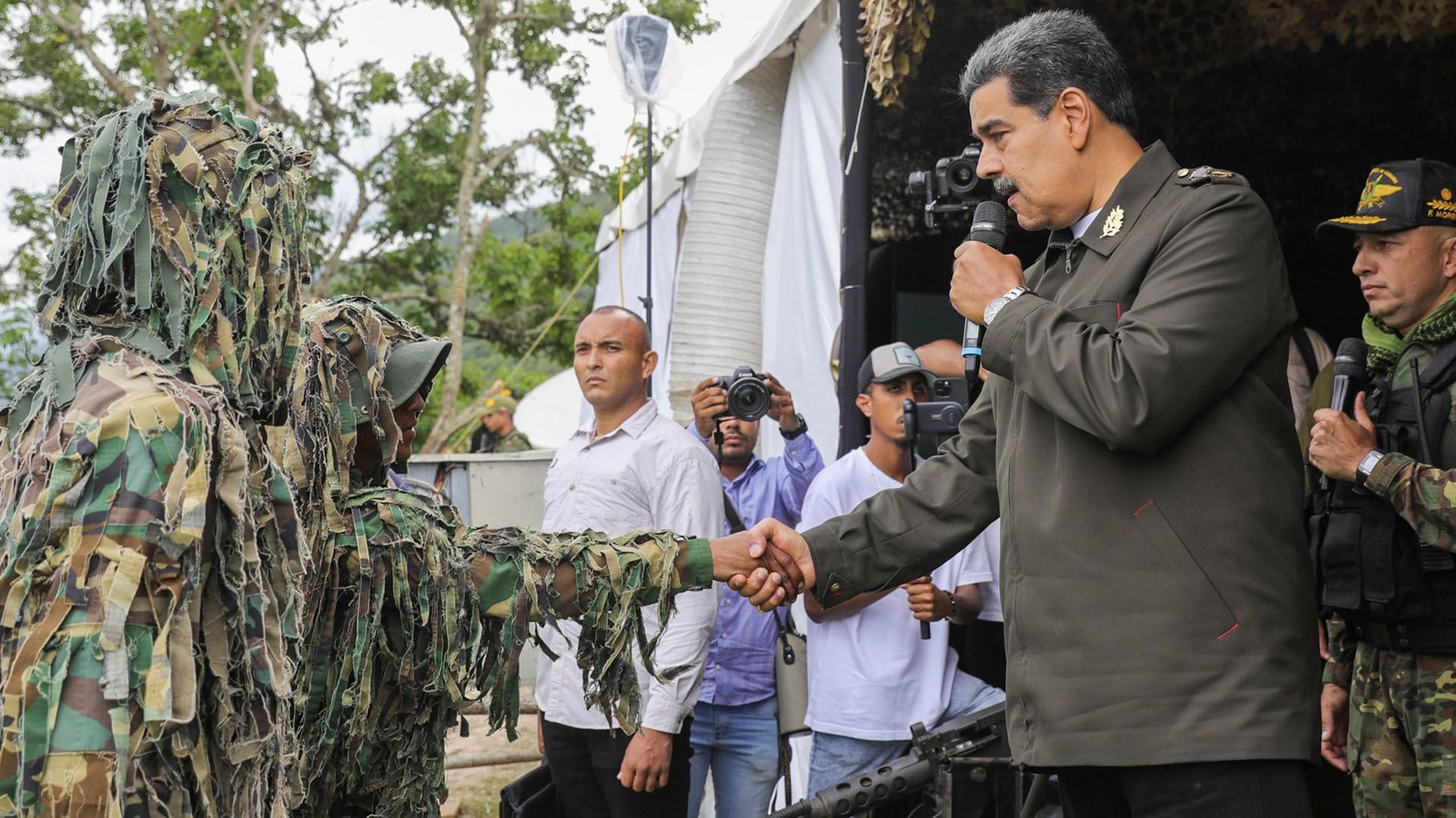 Nicolás Maduro portando el _uniforme_ de comandante en jefe