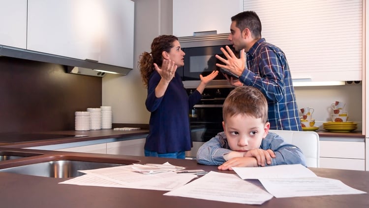 Acordar reforzar la cuota alimentaria para el progenitor que deba quedarse con los hijos es clave en esta situación de excepcionalidad (Shutterstock)