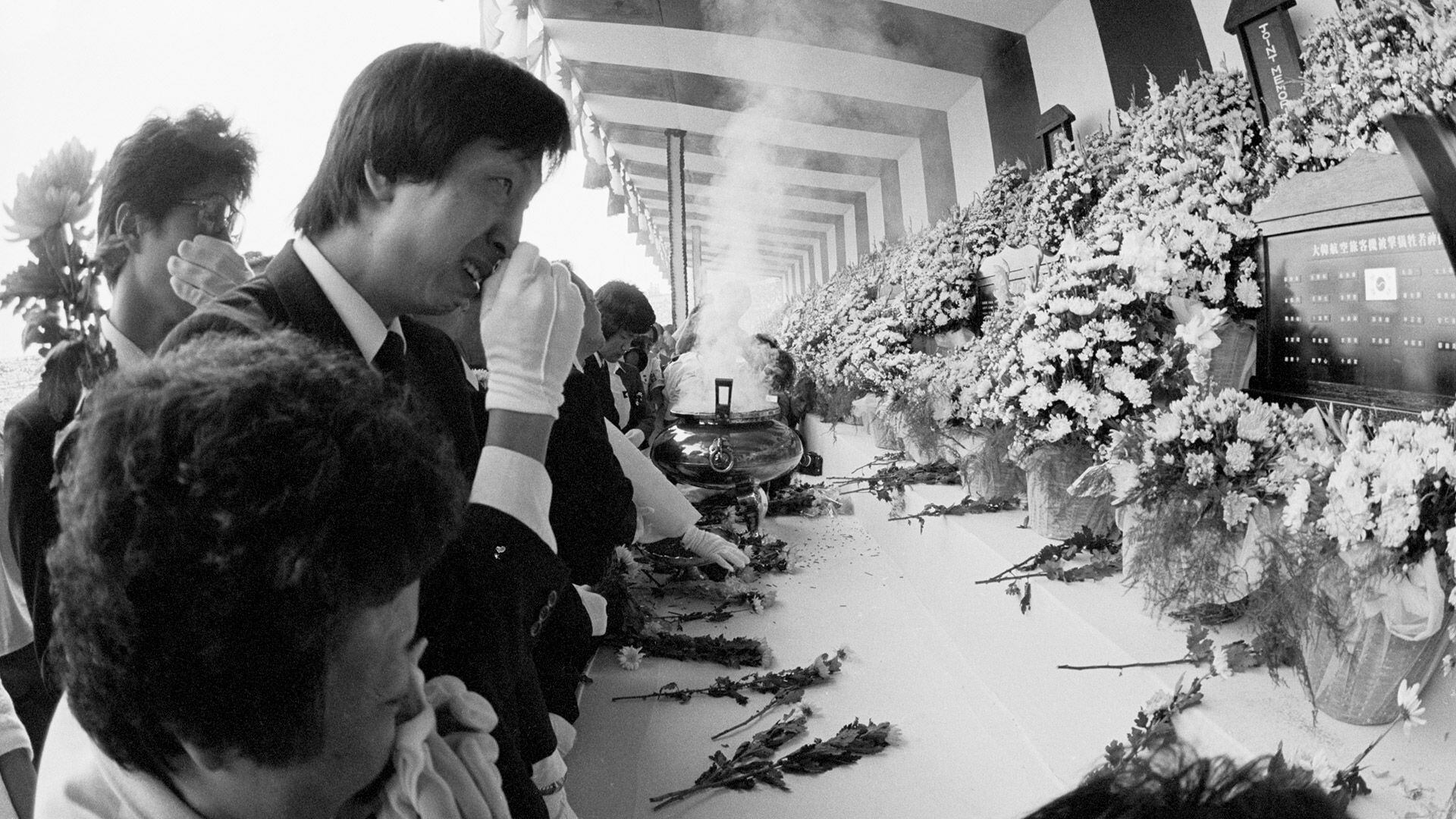 Los familiares lloran y queman incienso en un servicio conmemorativo en Seúl por las víctimas del derribo de un jumbo de Korean Airlines por parte de la Unión Soviética en 1983 (Corbis via Getty Images)
