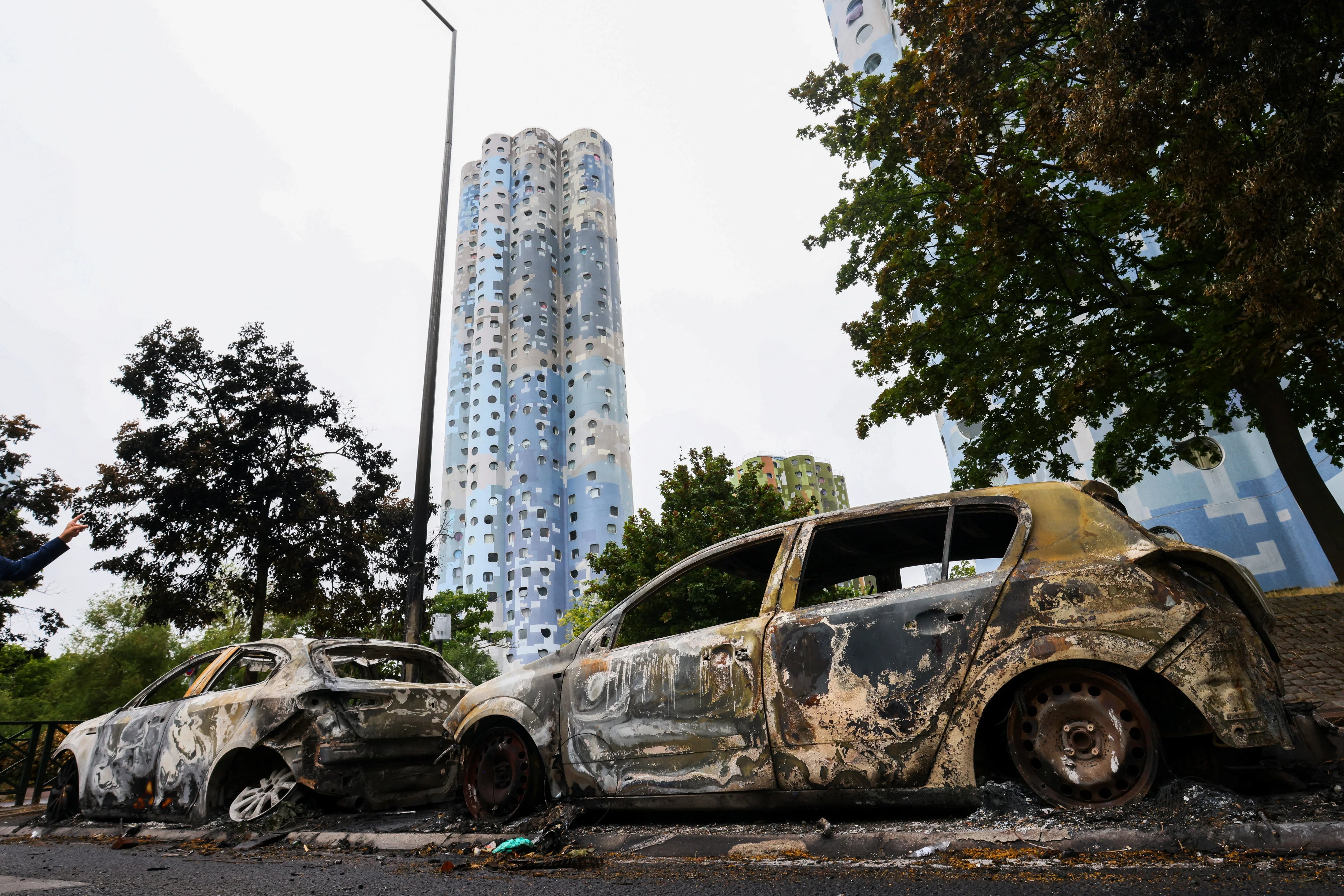 Unos autos incinerados en Nanterre (REUTERS/Yves Herman)