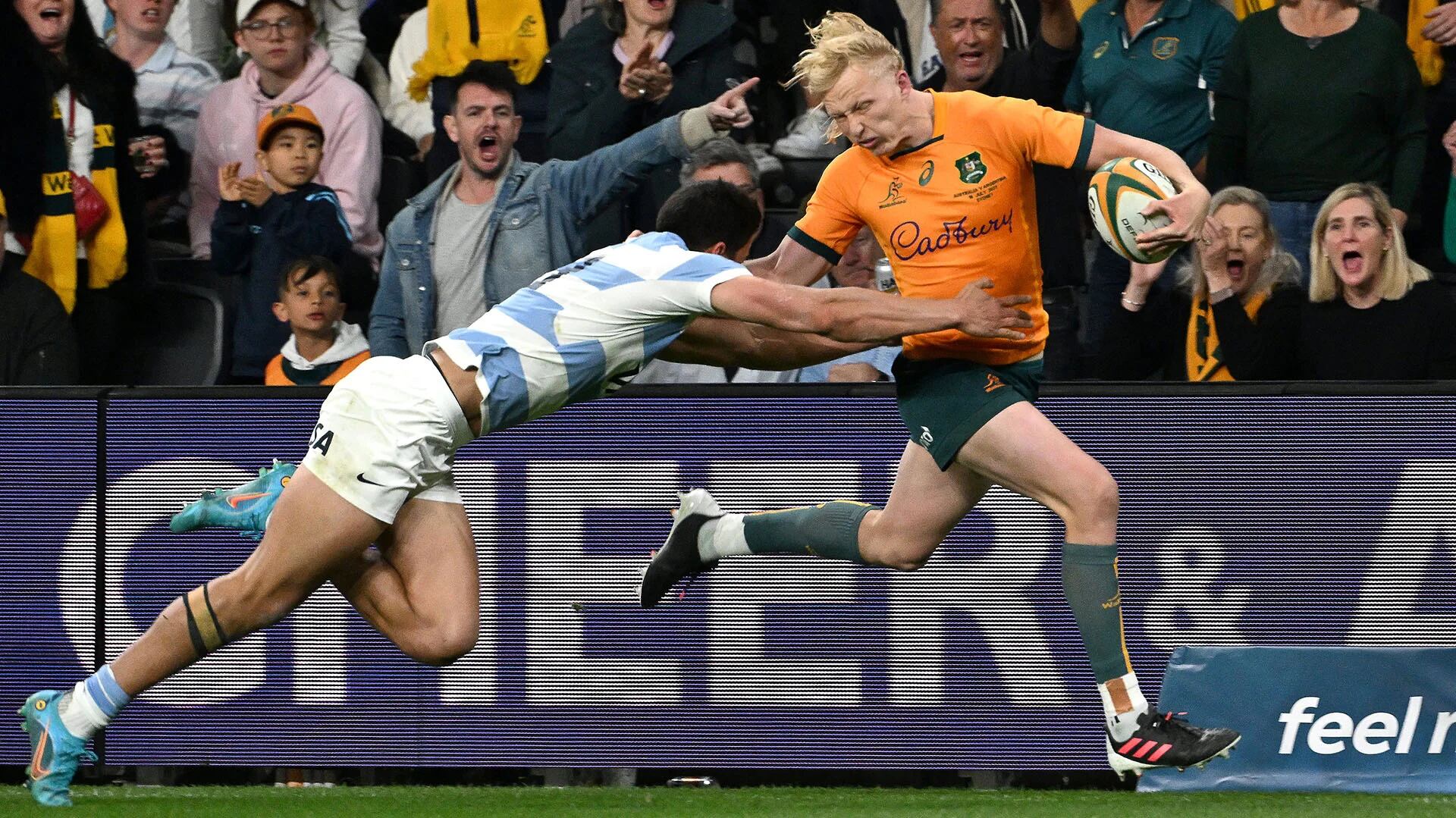 Lucio Cinti taclea a Carter Gordon y evita una ocasi&amp;n manifiesta de try para los Wallabies (Saeed KHAN / AFP) 