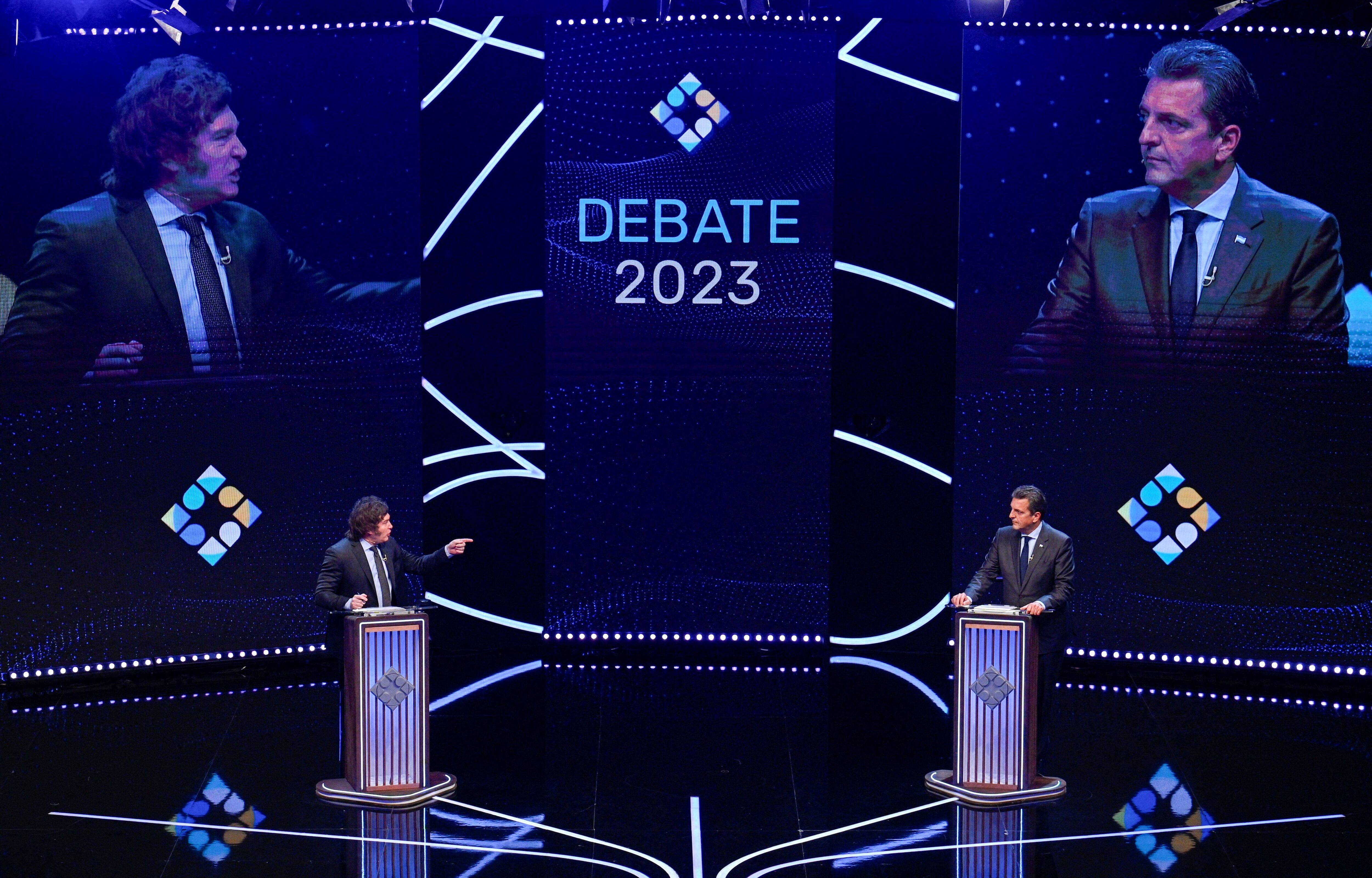 Javier Milei y Sergio Massa, durante el debate presidencial. (Foto: Luis Robayo/Pool via REUTERS/File Photo)