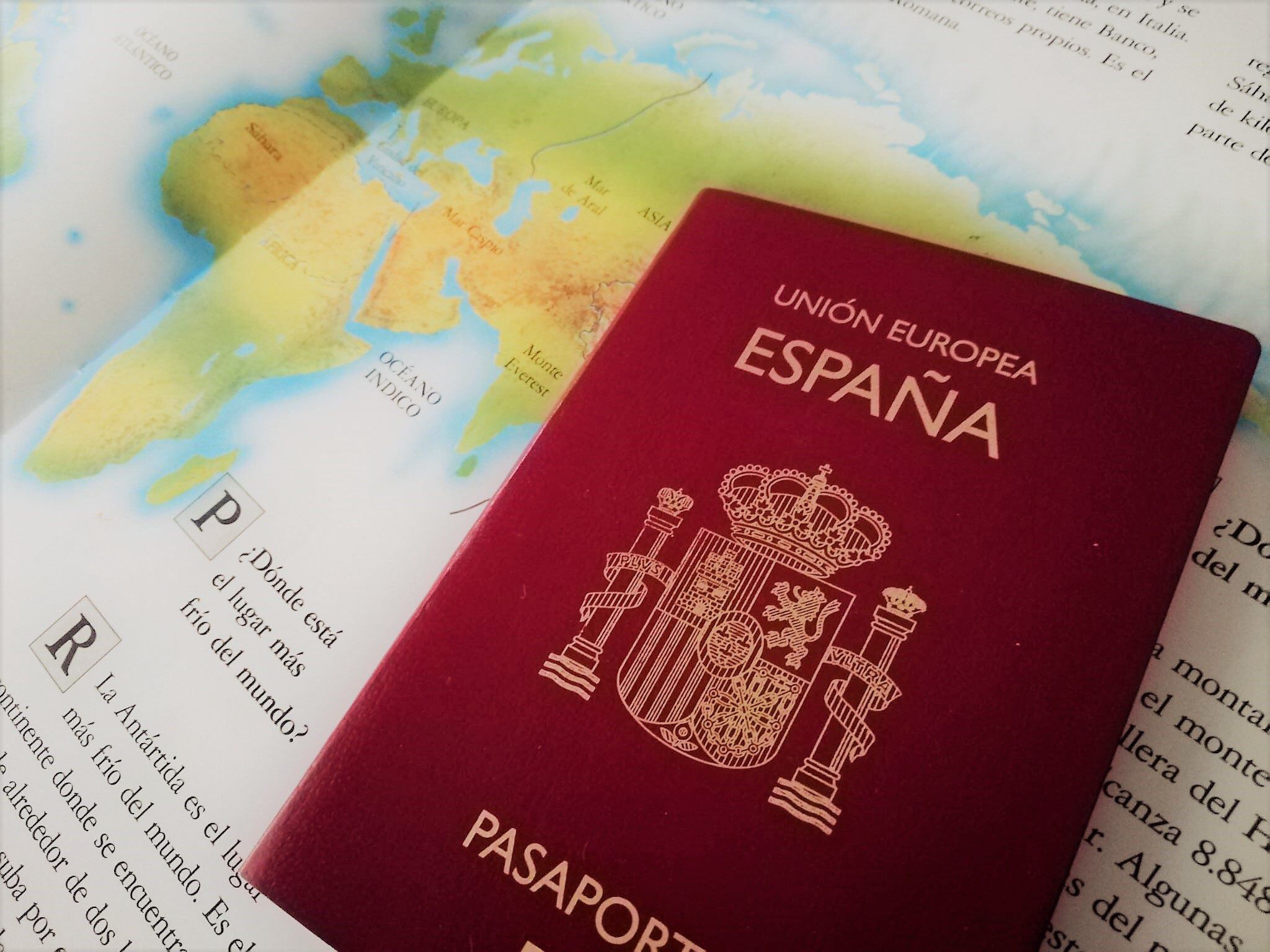  Pasaporte español sobre un mapa (Europa Press) 