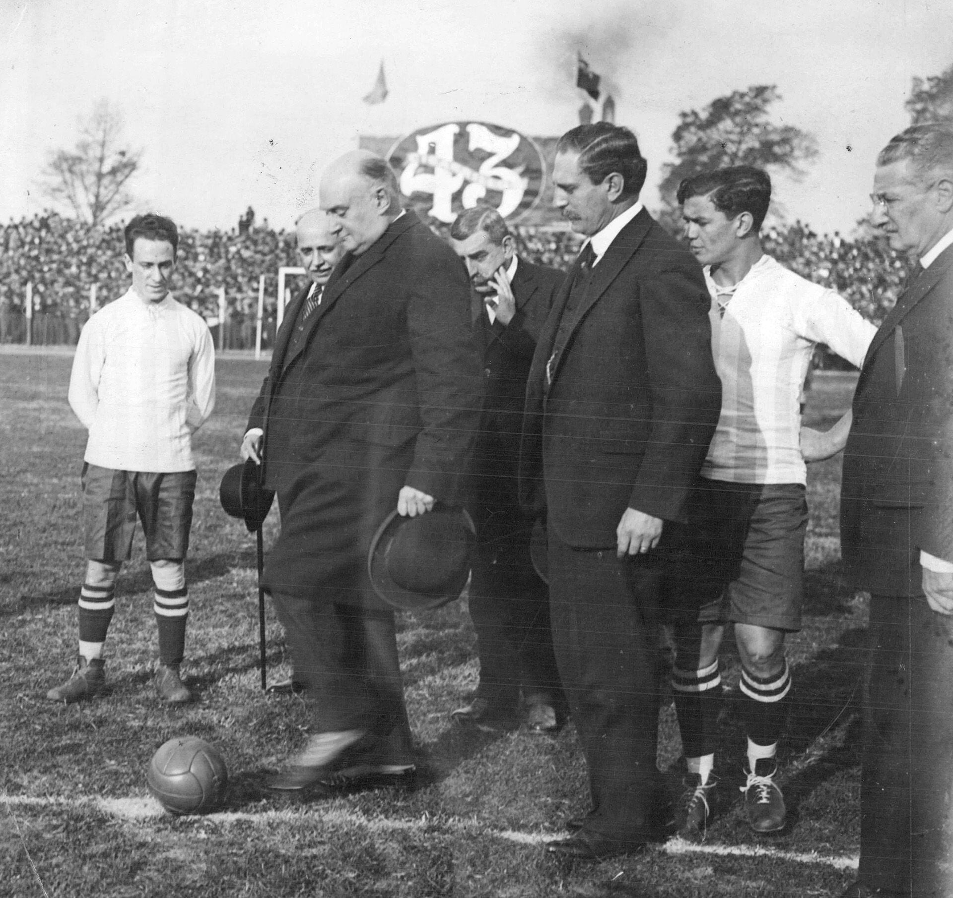 Escoceses vs. Asociación Amateurs. El presidente Marcelo T. de Alvear da el puntapié inicial. AGN 55733_A