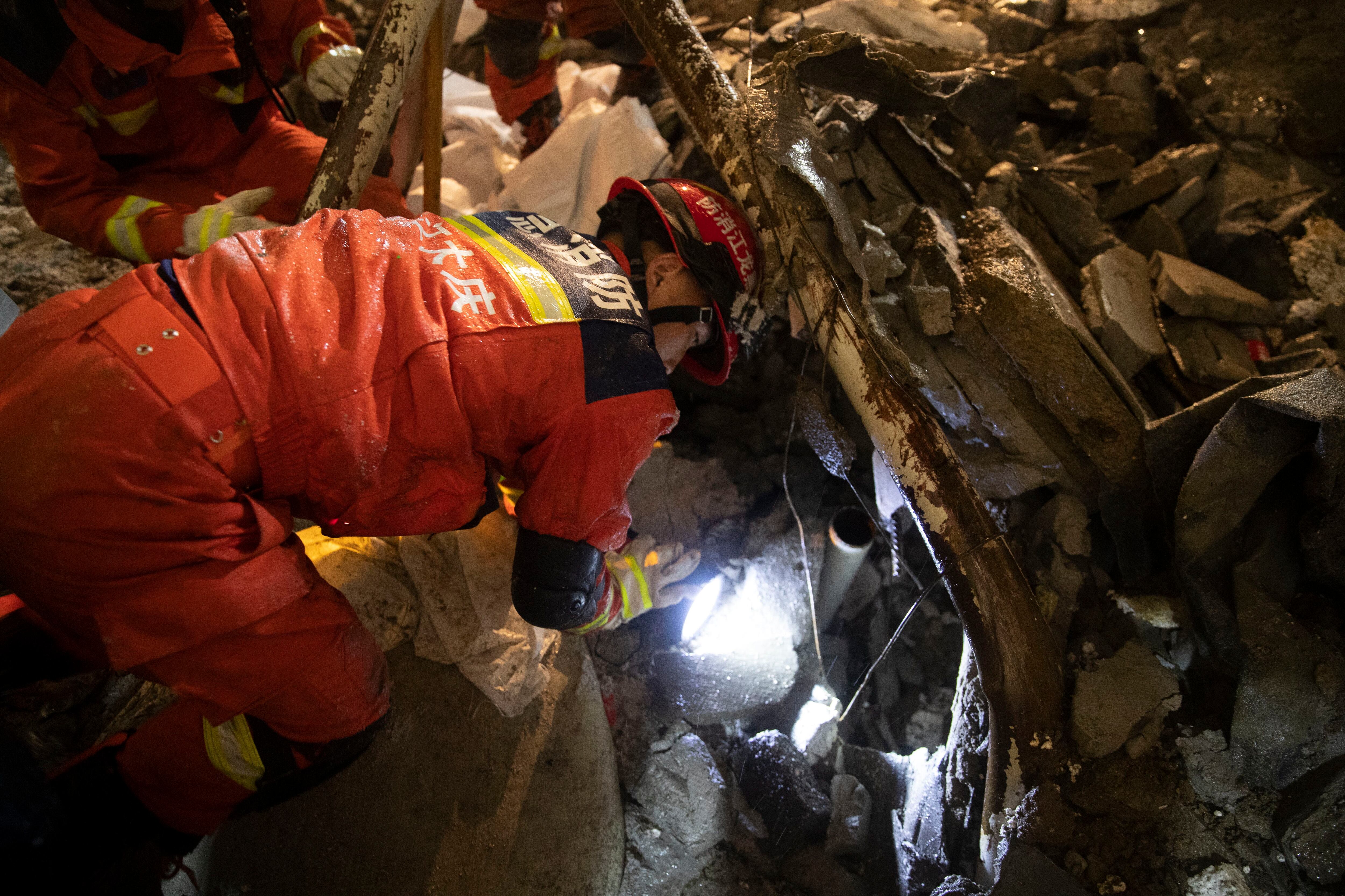 Los equipos de rescate rompieron grandes trozos de hormigón y metal retorcido en un intento de llegar hasta las víctimas. (Zhang Tao/Xinhua via AP)