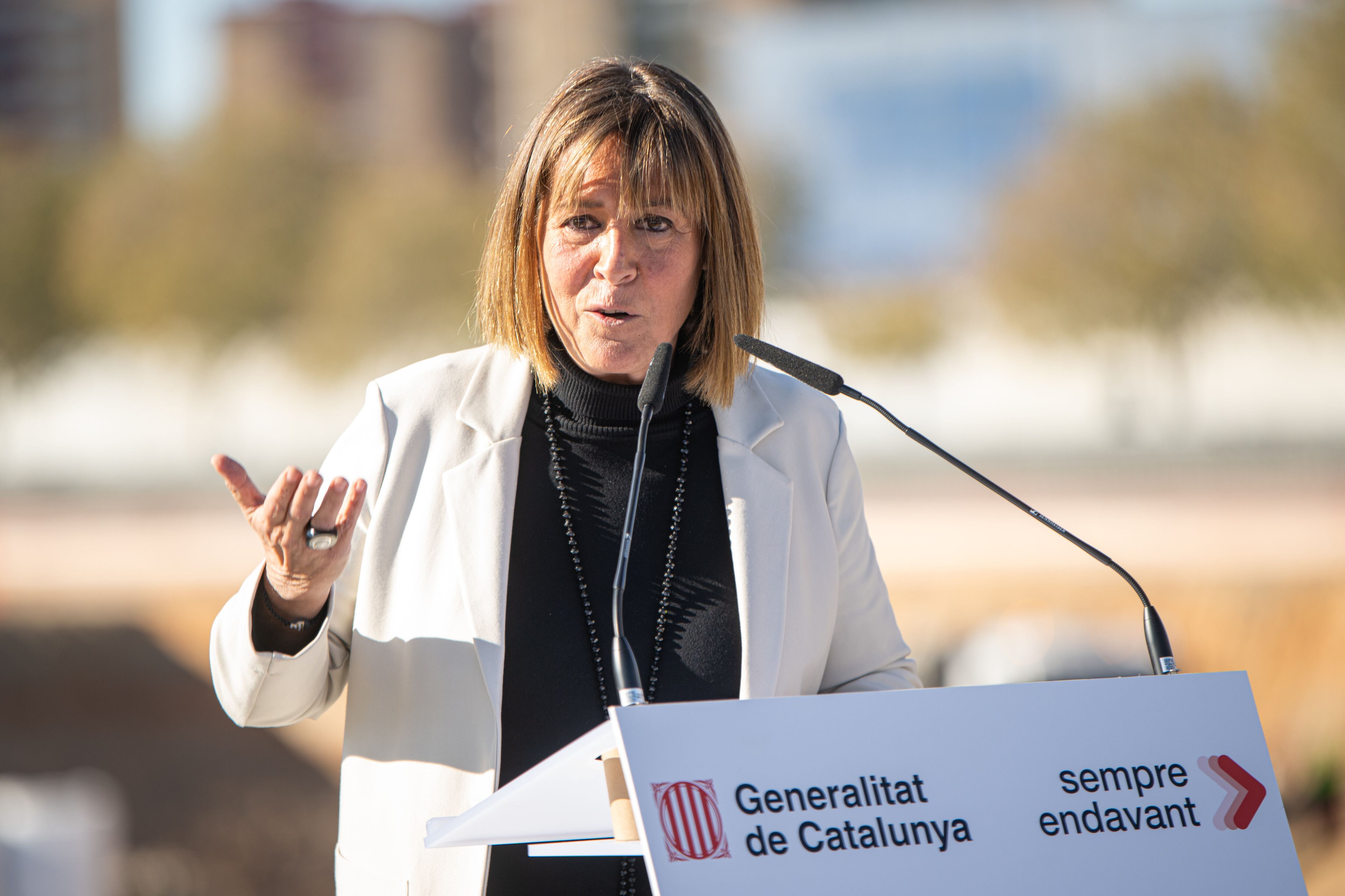 La alcaldesa de L'Hospitalet de Llobregat, Núria Marín, interviene durante el acto de colocación de la primera piedra de la ampliación de Fira de Barcelona Gran Vía, a 4 de diciembre de 2023, en L'Hospitalet de Llobregat, Barcelona. (Lorena Sopêna / Europa Press)