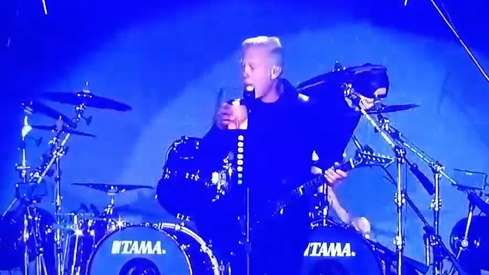 Las cámaras captaron a Hetfield tomando mate durante un concierto