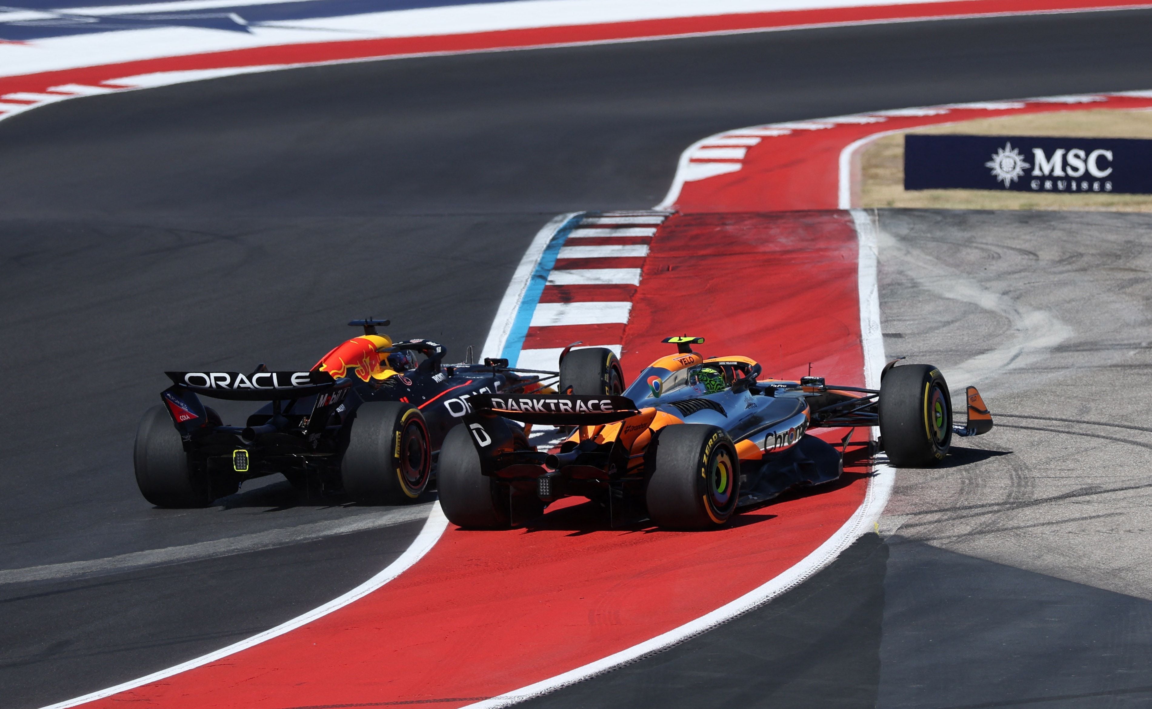 El movimiento en la largada entre Max Verstappen y Lando Norris (REUTERS/Kaylee Greenlee Beal)