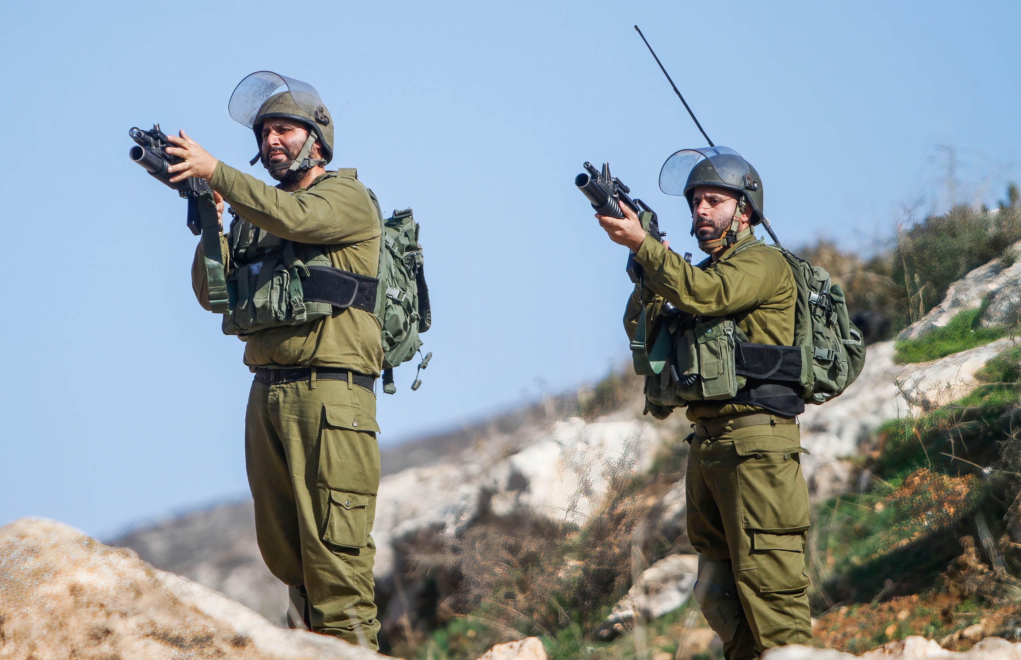 Soldados israelíes apuntan con sus armas. Nasser Ishtayeh/SOPA Images via / DPA
