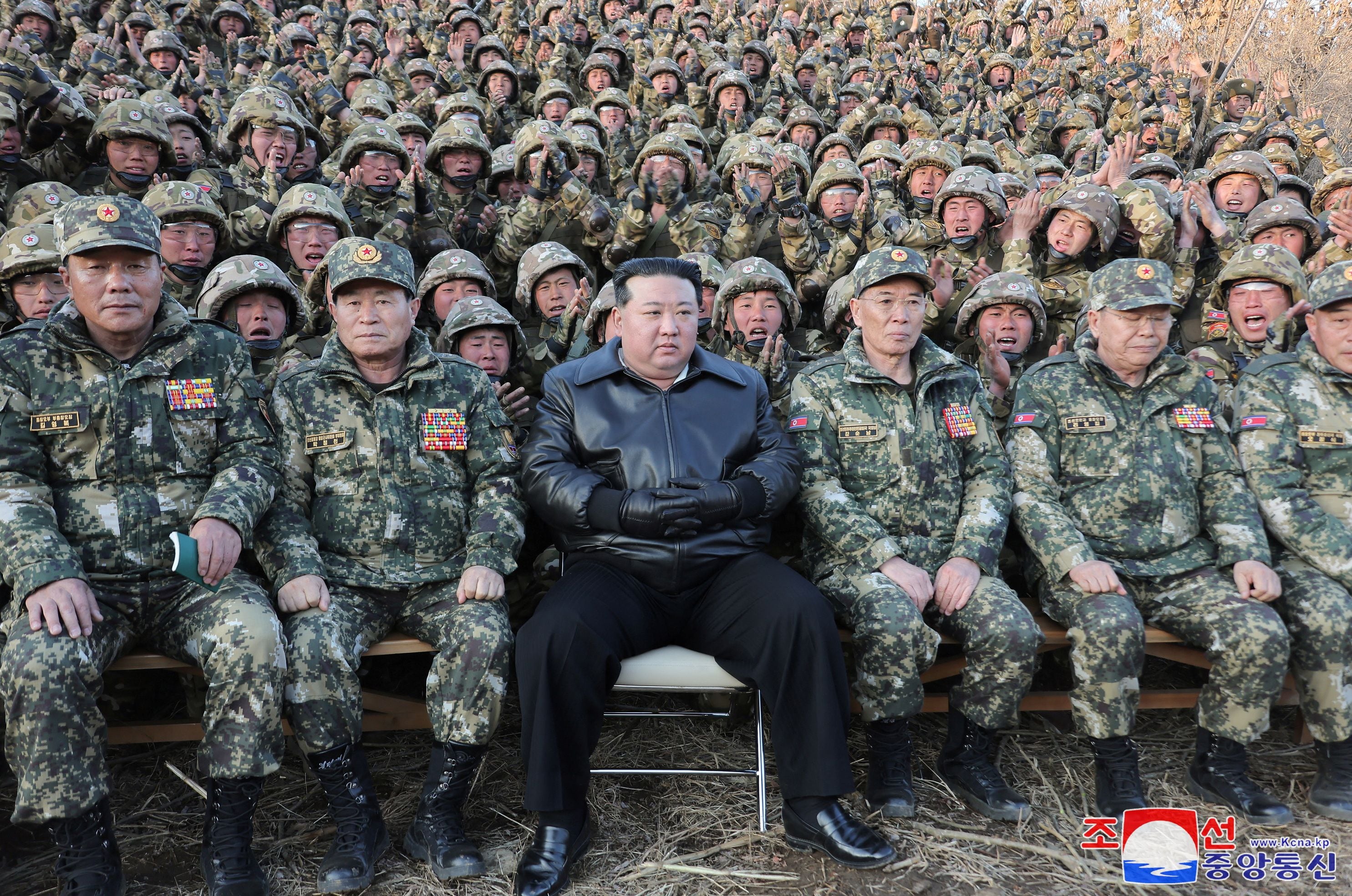 Kim Jong Un posa junto a tropas del Ejército de Corea del Norte (KCNA via REUTERS/Archivo)