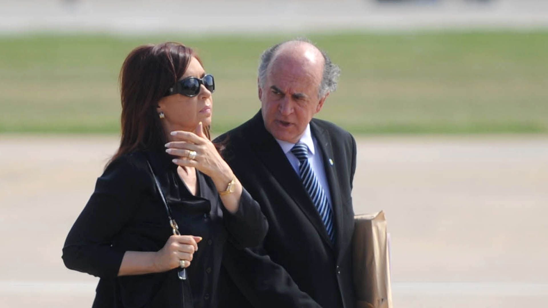 Cristina junto al neuquino Oscar Parrilli. La expresidente dijo que la energía es más cara porque "va y vuelve" hacia y desde Buenos Aires. Chirillo le marcó que se trata de un grueso error conceptual