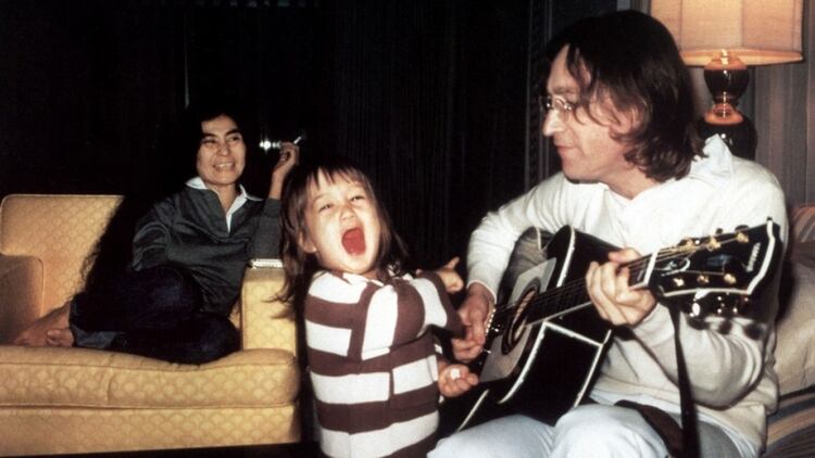 John toca para Sean, el hijo que tuvo con la artista Yoko Ono. Inspirado en el niño, Lennon escribió y dibujó un libro infantil.