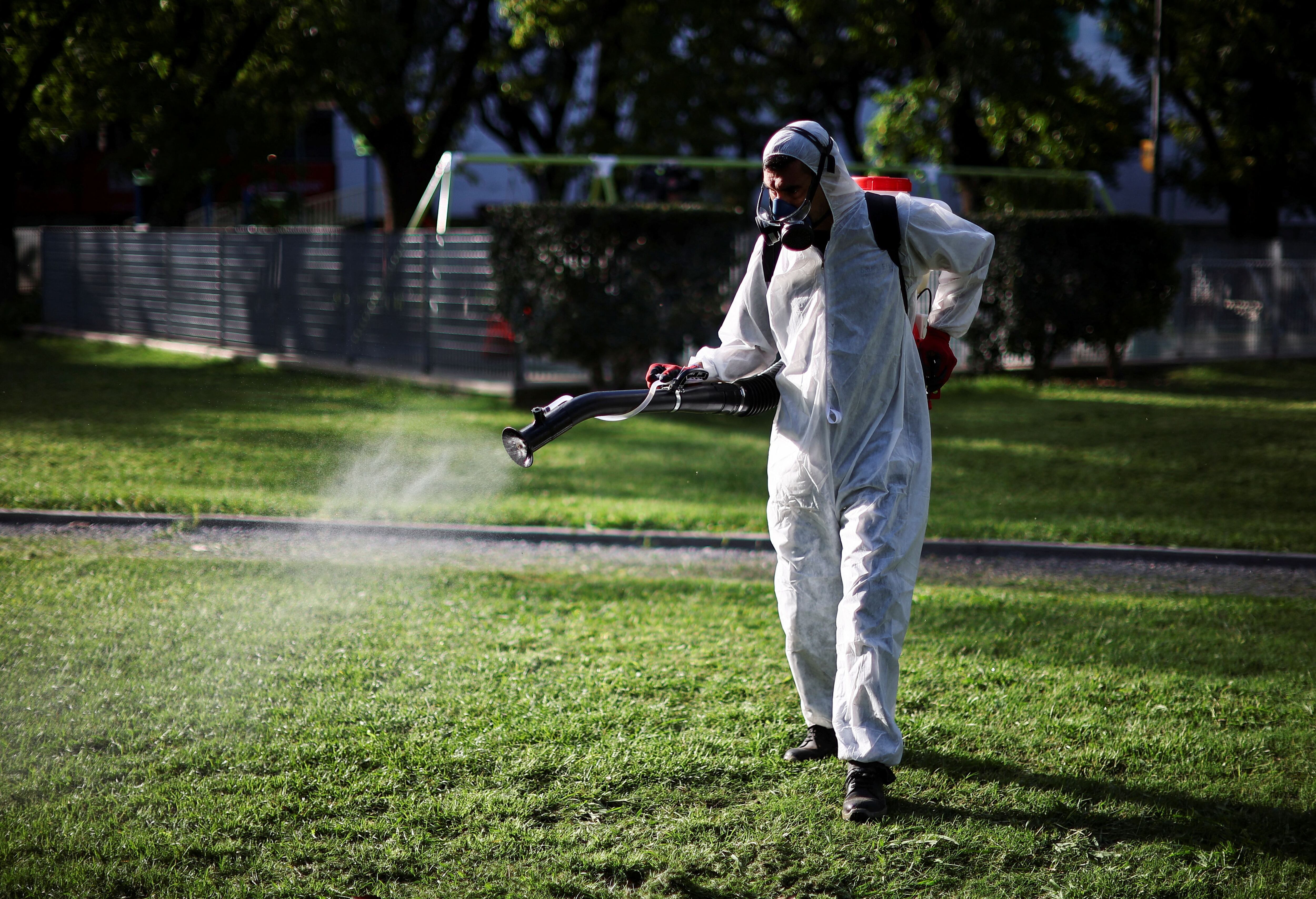 Una de las medidas de prevención para evitar la propagación del mosquito es la fumigación (REUTERS/Agustin Marcarian)