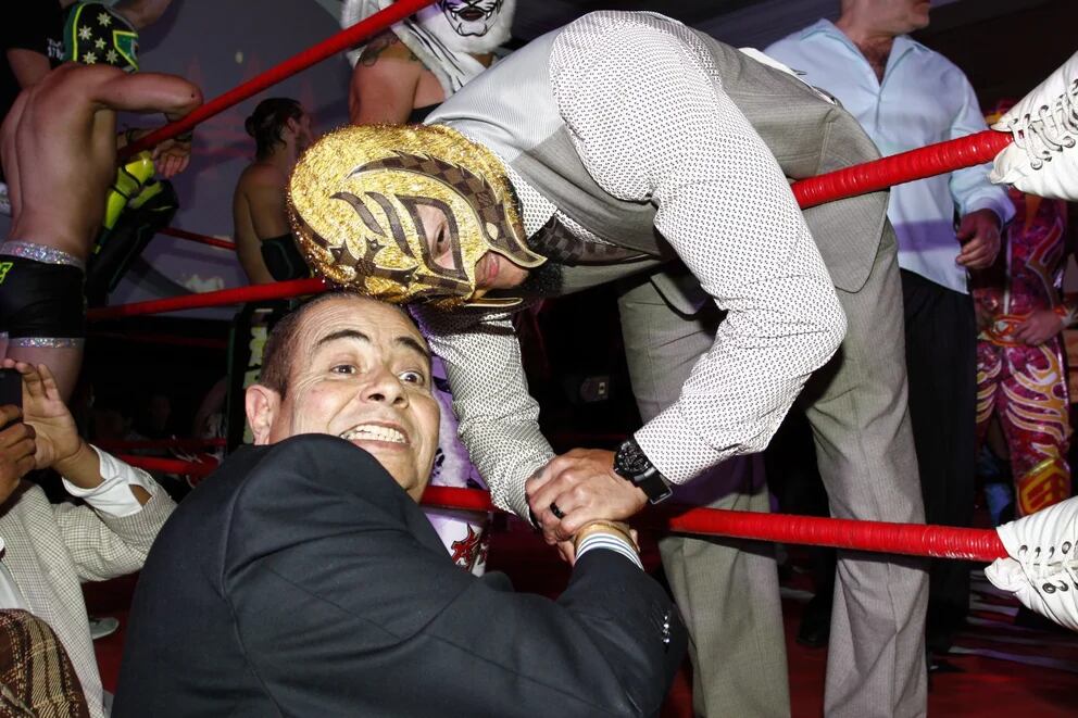 Arturo "El Rudo" Rivera junto a Rey Mysterio.