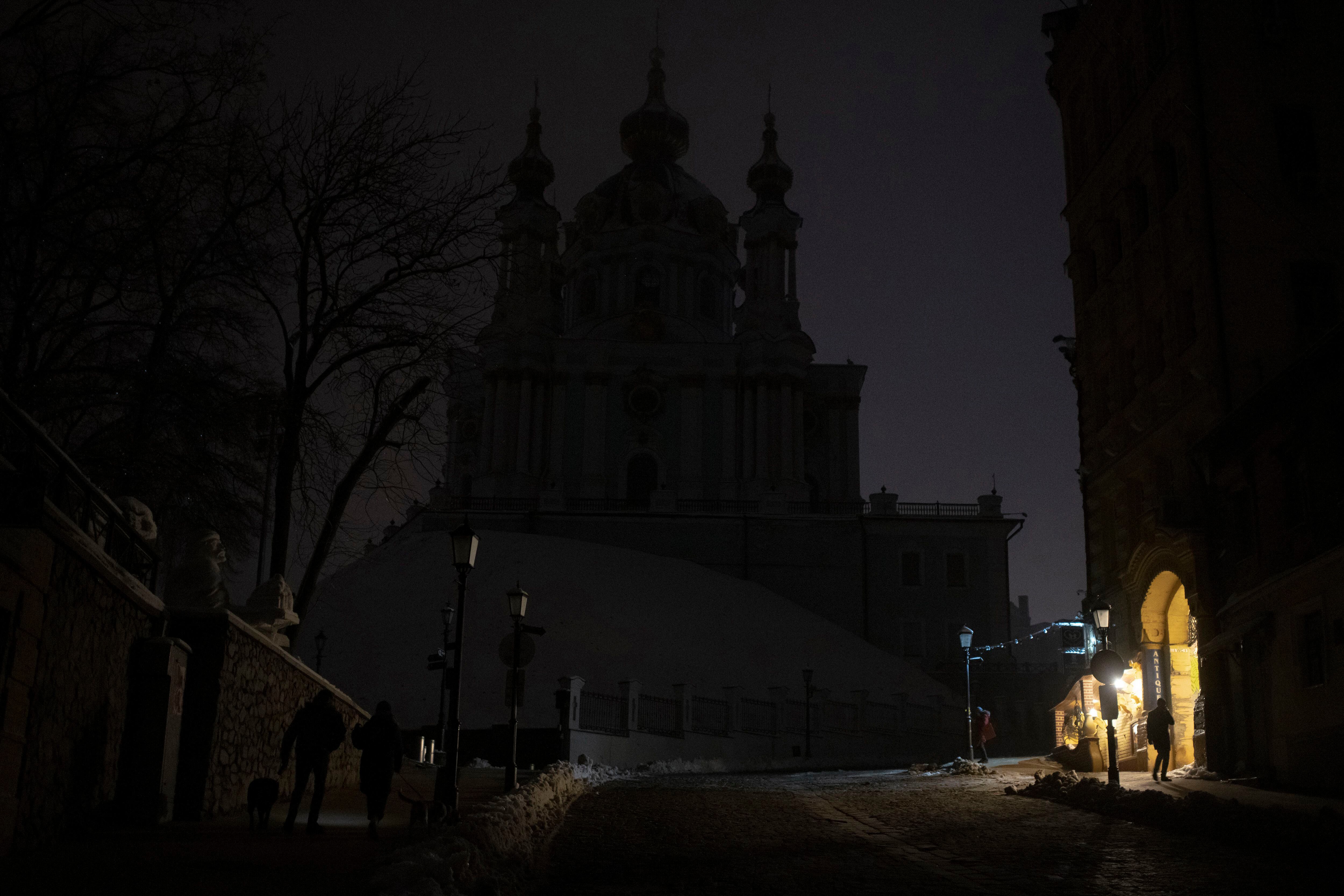 Ucrania, durante un apagón, después de un ataque con cohetes de las tropas rusas (AP Foto/Andrew Kravchenko)