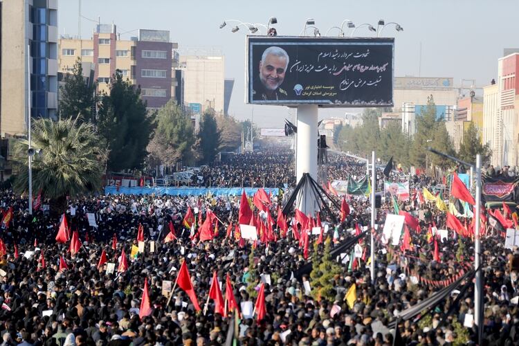 Miles de asistentes al funeral en Kerman (Reuters)