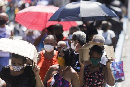 Gente haciendo fila para recibir la dosis de la vacuna de Sinovac contra el COVID-19 en Río de Janeiro, Brasil. REUTERS/Ricardo Moraes