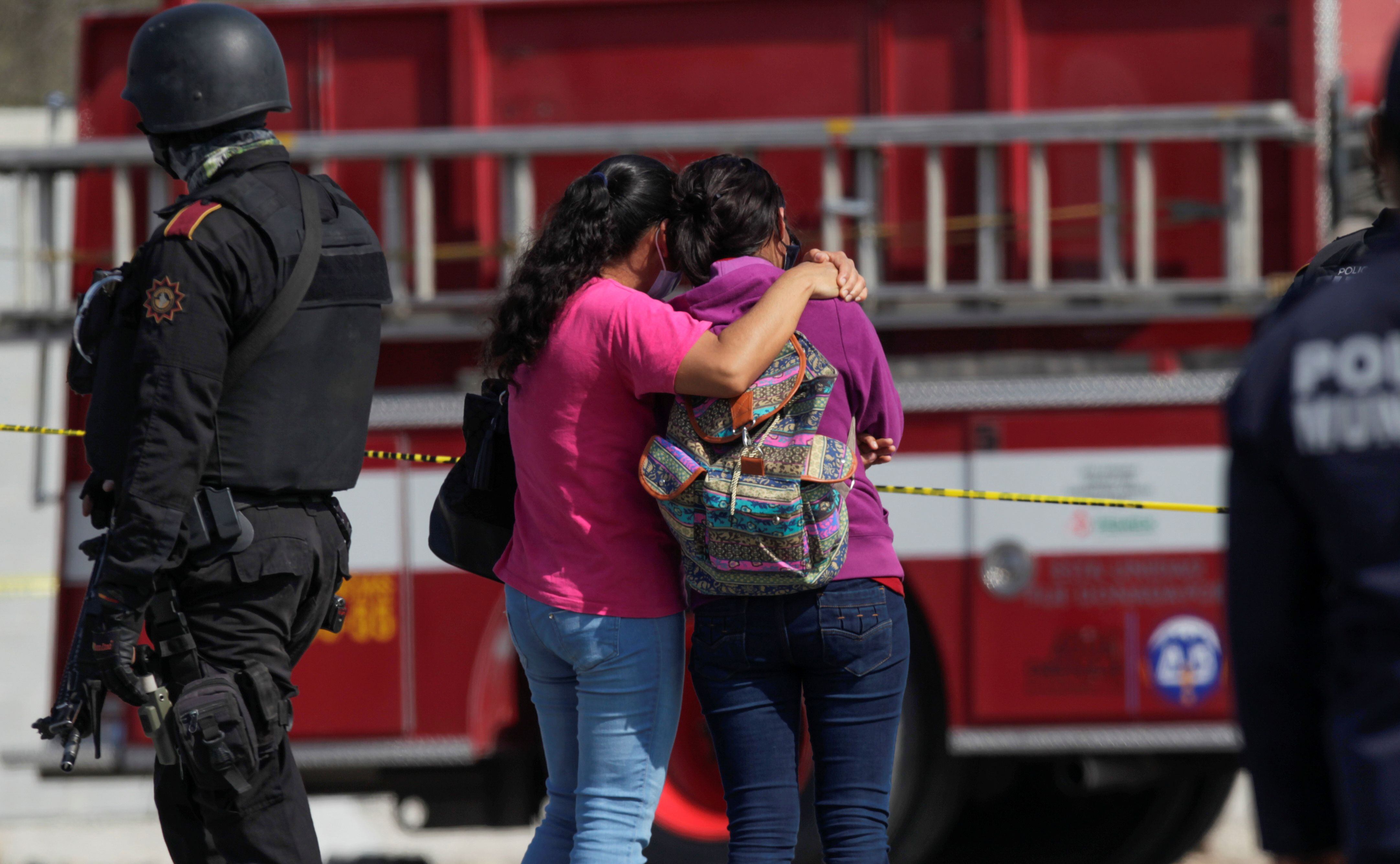 Activistas pidieron a familiares proporcionar su ADN para reconocer los cuerpos (Foto: REUTERS/Daniel Becerril)