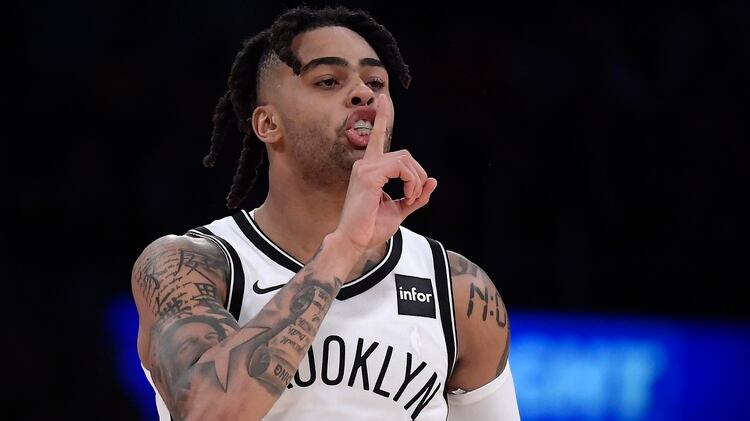 Russelll, ex jugador de los Lakers, manda a callar a los aficionados en el Staples Center de Los Ángeles. (AP)