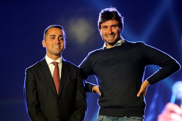 Luigi Di Maio, a la izquierda, fue elegido candidato a premier del Movimiento Cinco Estrellas en una votación en internet de los miltiatnes. En la foto está junto a Alessandro Di Battista, otro de los líderes del partido (REUTERS/Guglielmo Mangiapane)