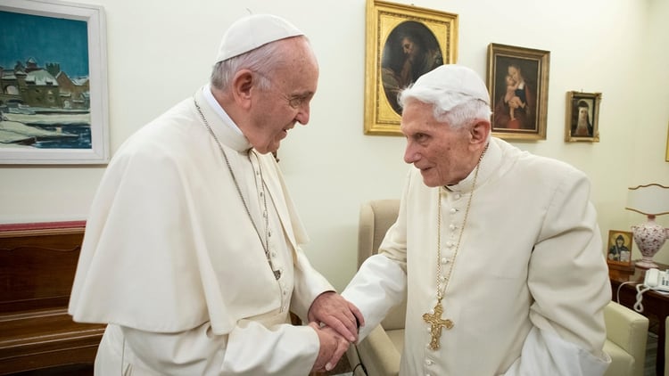 El papa Francisco visita a su predecesor, el papa emérito Benedicto XVI, en el Monasterio Mater Ecclesiae en el Vaticano, el 21 de diciembre de 2018 (Reuters)