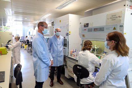 Científicos de un laboratorio de vacunas con sus barbijos profesionales (Photo by Steve Parsons / POOL / AFP)