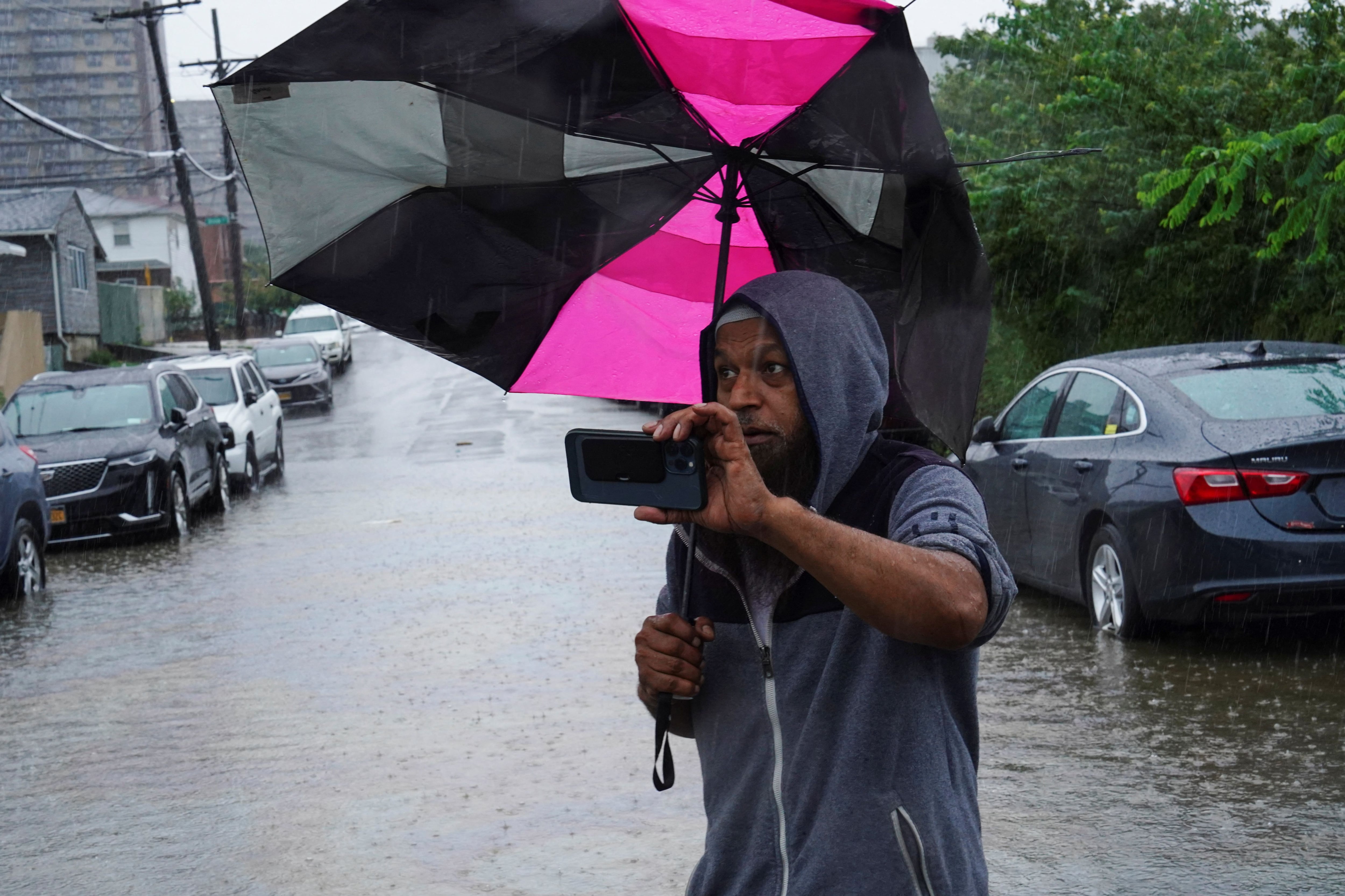 Mohammed Doha, de 52 años, un trabajador de la construcción, usa su teléfono móvil para grabar un vídeo de las calles inundadas fuera de su casa en Hole, uno de los barrios más bajos del distrito de Brooklyn de la ciudad de Nueva York, EE.UU., el 29 de septiembre de 2023. REUTERS /Bing Guan