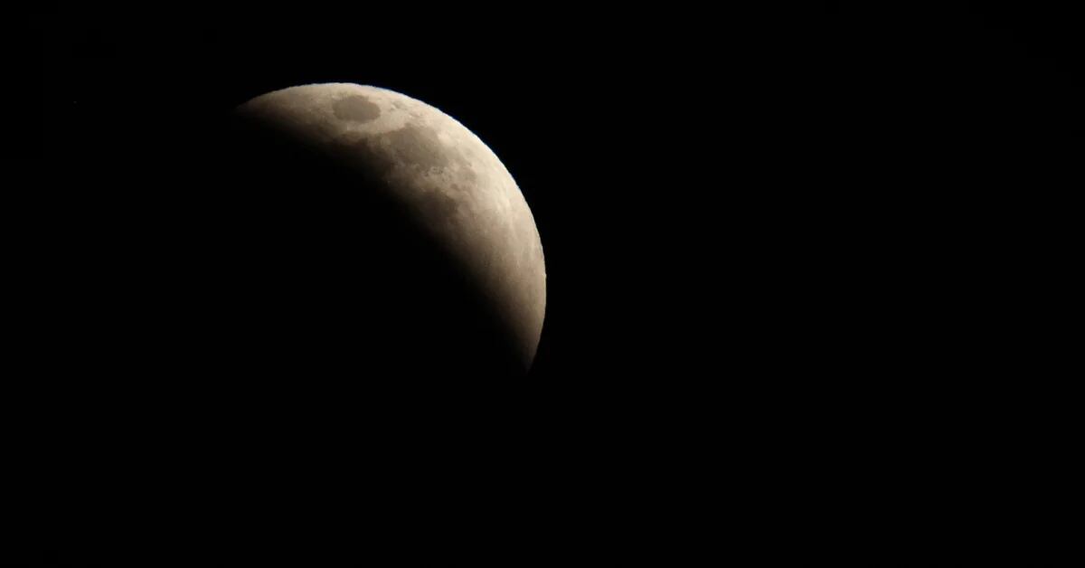 Eclissi lunare in Argentina: quando e dove si può osservare ad occhio nudo