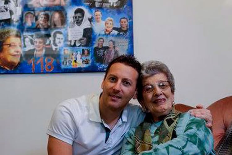 Pese a que su nieto vive en Miami, Estados Unidos, Delia mantiene con él un contacto diario (AP Images)