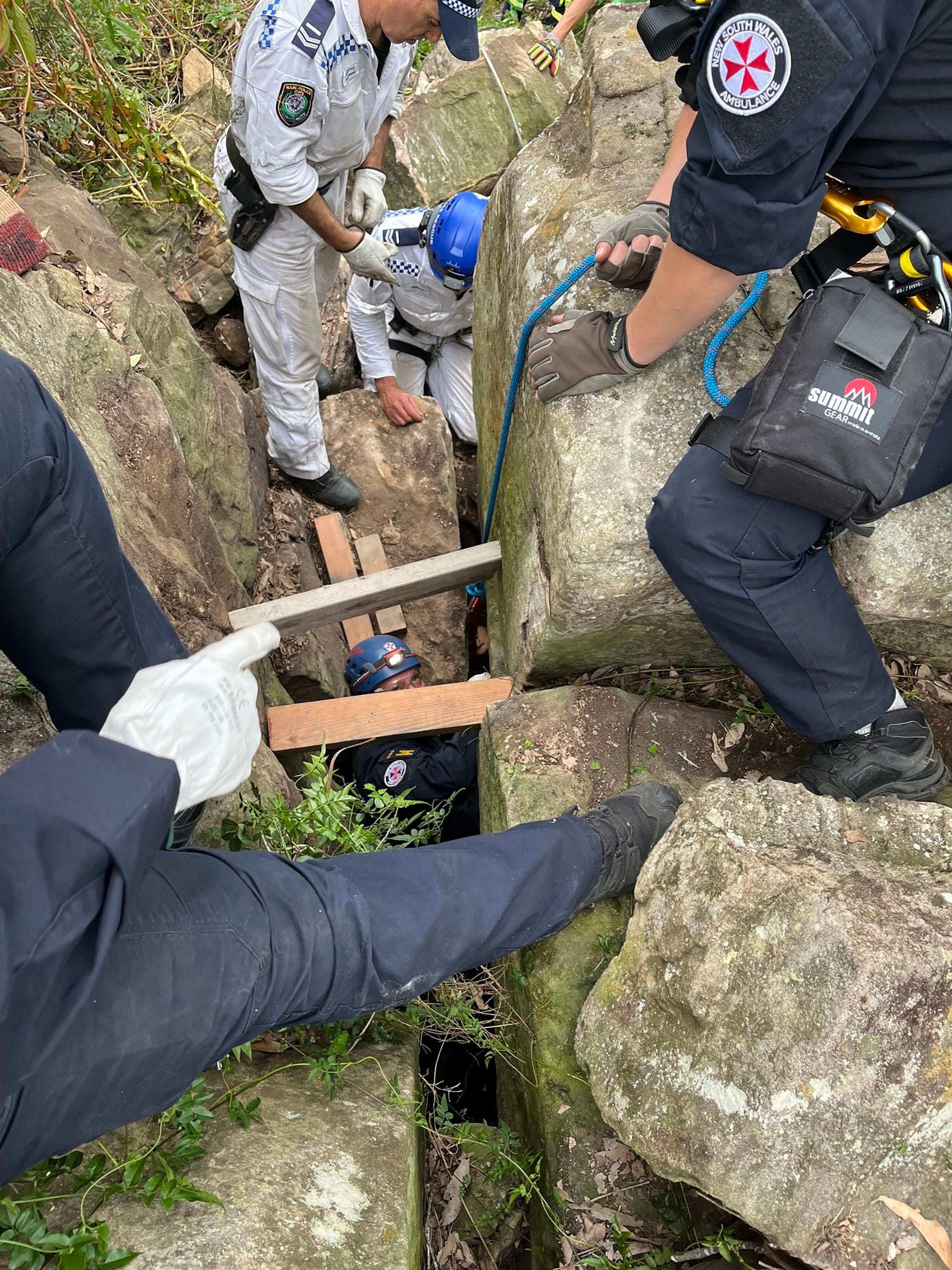 Los rescatistas retiraron siete grandes piedras, algunas de ellas de 500 kg, para poder llegar hasta el joven de 23 años Crédito: NSW Ambulance (facebook)