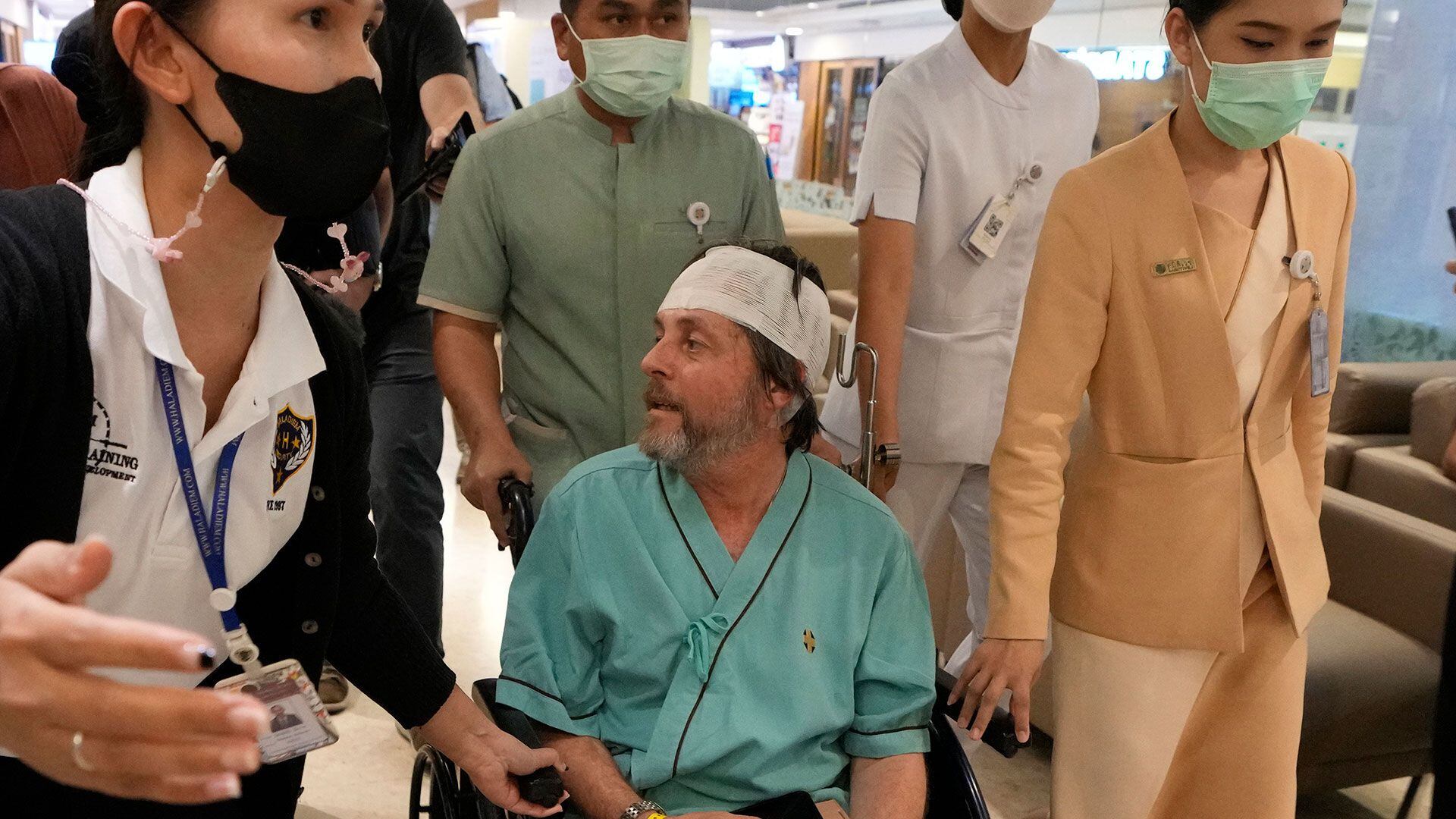 El hospital de Bangkok dice que los heridos más graves por un vuelo afectado por turbulencias necesitan operaciones de columna