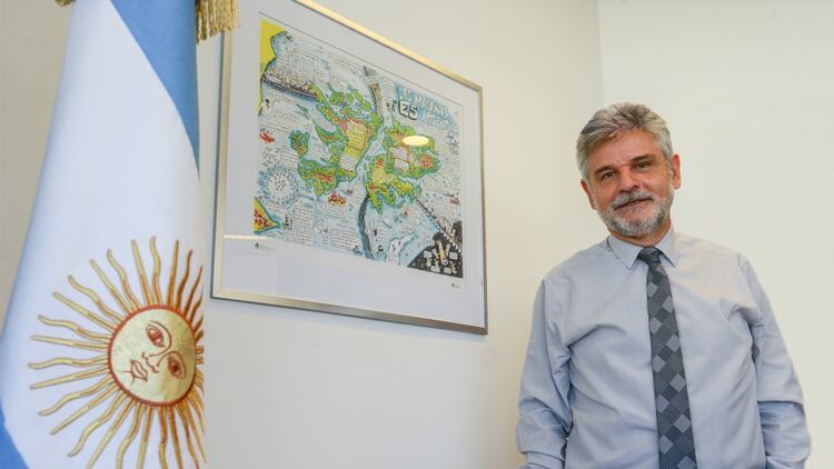 “Argentina debe tener una política integrada de investigación científica, explotación de recursos y defensa de la soberanía en su plataforma continental”, sostiene Daniel Filmus. Foto: Archivo DEF.