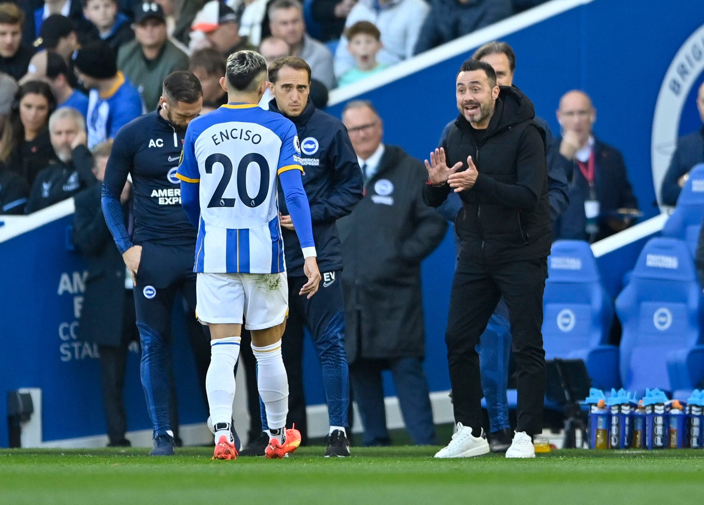 Julio Enciso, de 18 años, es una de las promesas del Brighton & Hove Albion y el club decidió no cederlo para el torneo (Foto: Reuters)