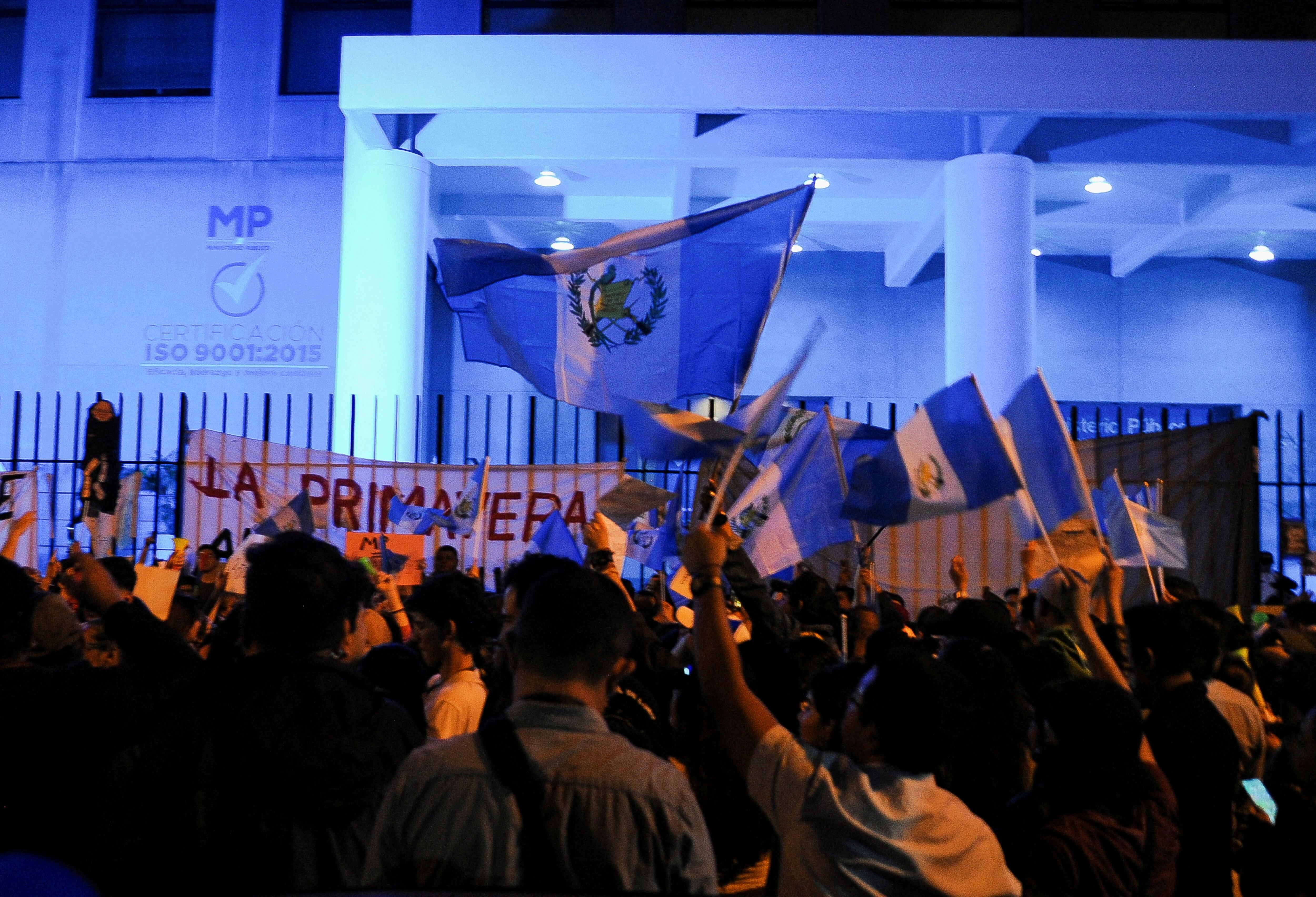 Cientos de guatemaltecos protestaron contra el Ministerio Público (Fiscalía), al que acusan de querer manipular las elecciones que se encuentran en marcha en el país centroamericano. (REUTERS)