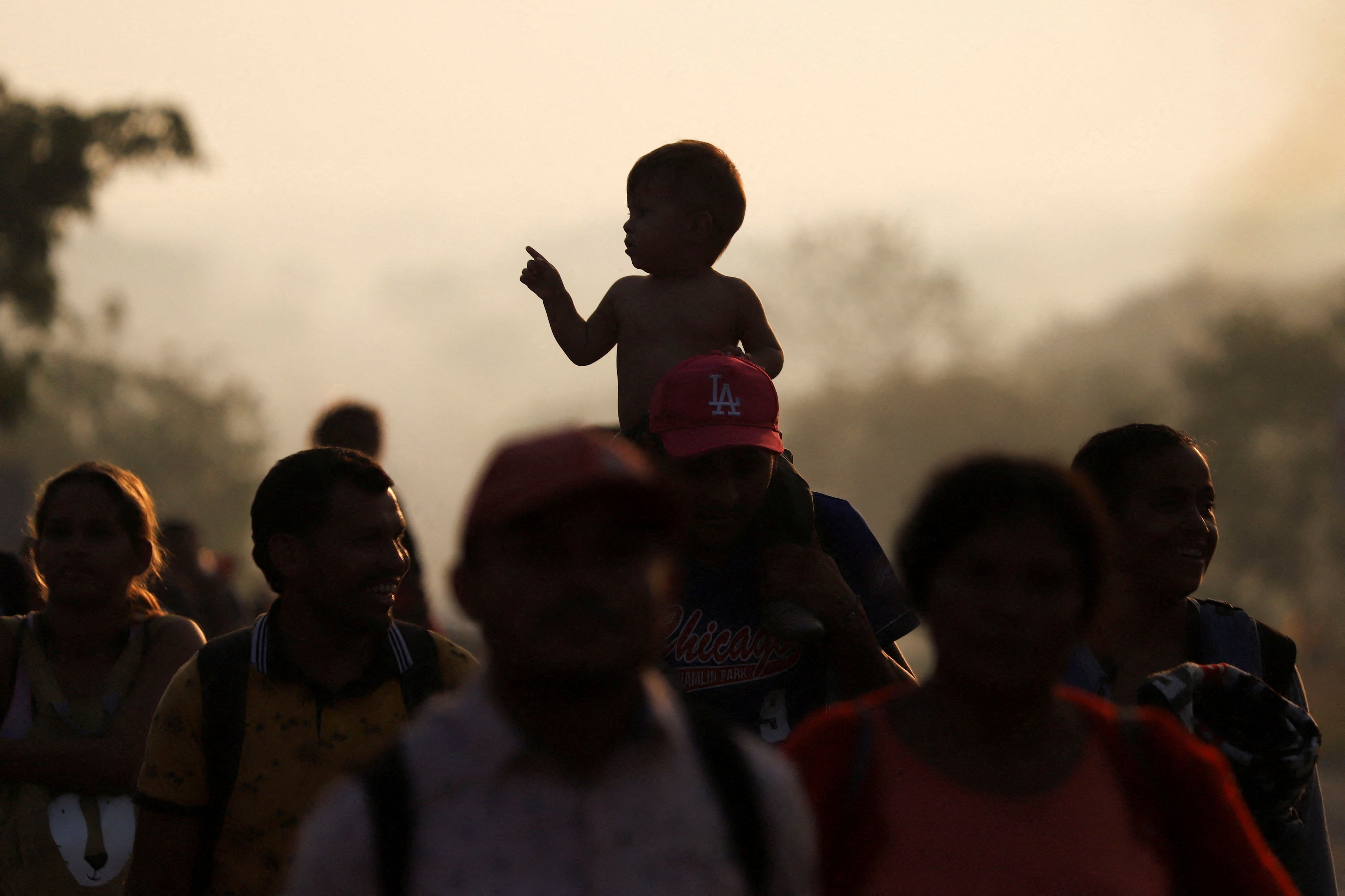Migrantes caminan en una caravana en su intento por llegar a la frontera con Estados Unidos, en Arriaga, estado de Chiapas, México. (REUTERS/Jacob Garcia)
