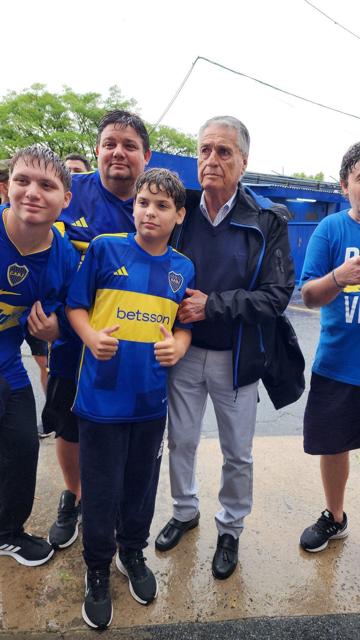 Rojitas fue a votar y recibió el cariño de los hinchas de Boca (@BrianJP10)