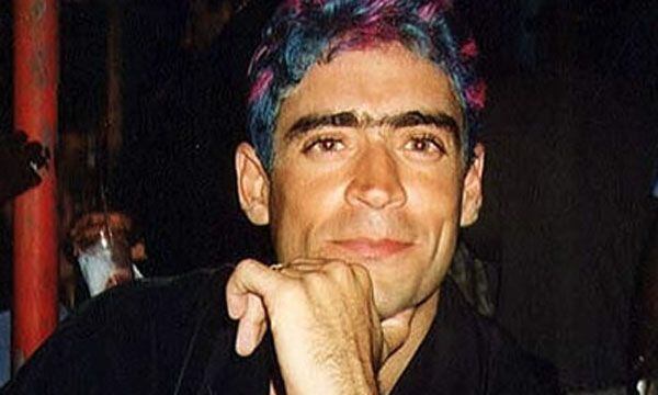 A cuatro años del lanzamiento de Sabroso, Rodrigo publicó, en diciembre de 1999, el álbum A 2000. Con la idea de promocionar el mismo, el cordobés anunció una serie de tres shows en el teatro Astral. La respuesta de la gente fue total y el artista se presentó con entradas agotadas