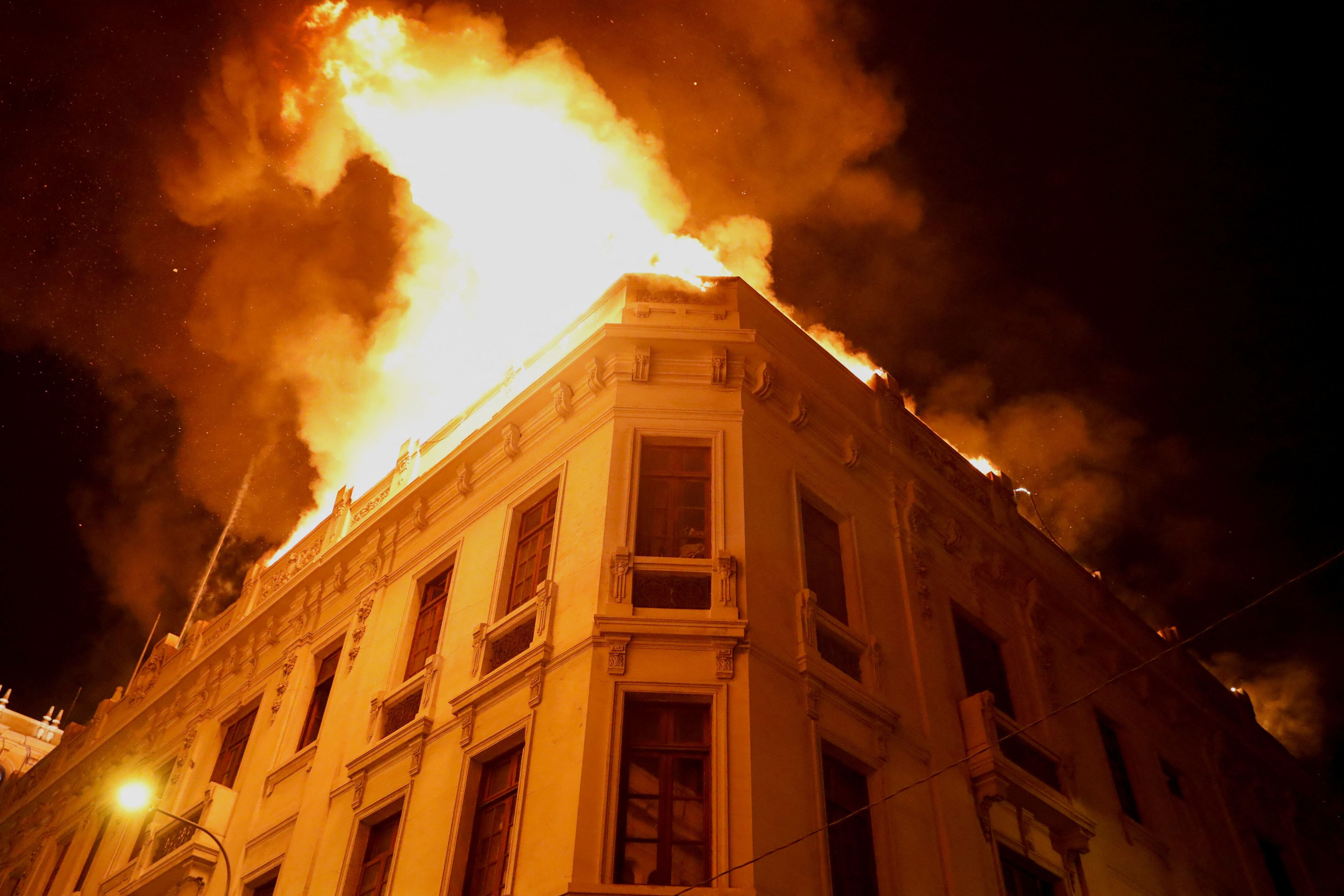 Toma de Lima: masiva marcha estuvo marcada por algunos brotes de violencia y el incendio en la Plaza San Martín - Infobae