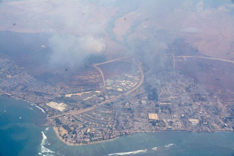 Una vista aérea muestra humo mientras los incendios forestales arrasan la isla en Maui, Hawái, el 9 de agosto de 2023. Condado de Maui/Distribuida vía REUTERS