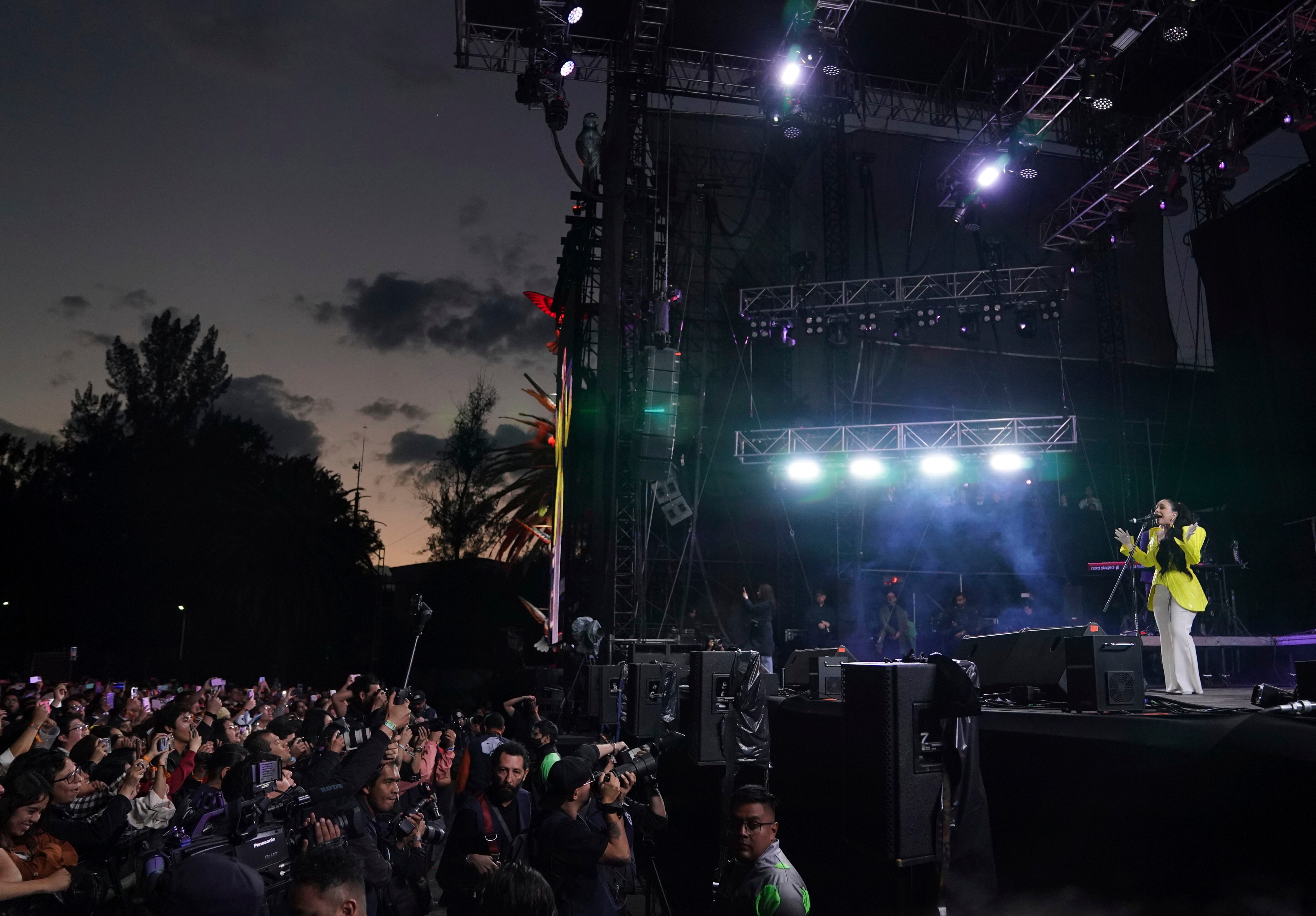 La cantautora mexicana Carla Morrison durante su presentación en el festival Vive Latino en la Ciudad de México el sábado 18 de marzo de 2023. (Foto AP/Fernando Llano)