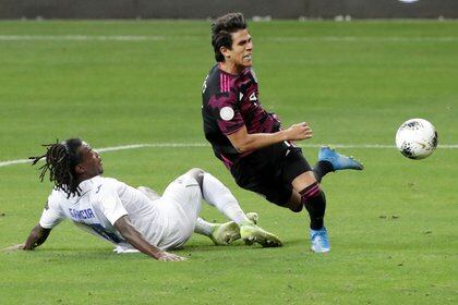 Momento en que José Juan Macías recibe la falta que provocó el penal de México (Foto: REUTERS/Henry Romero)