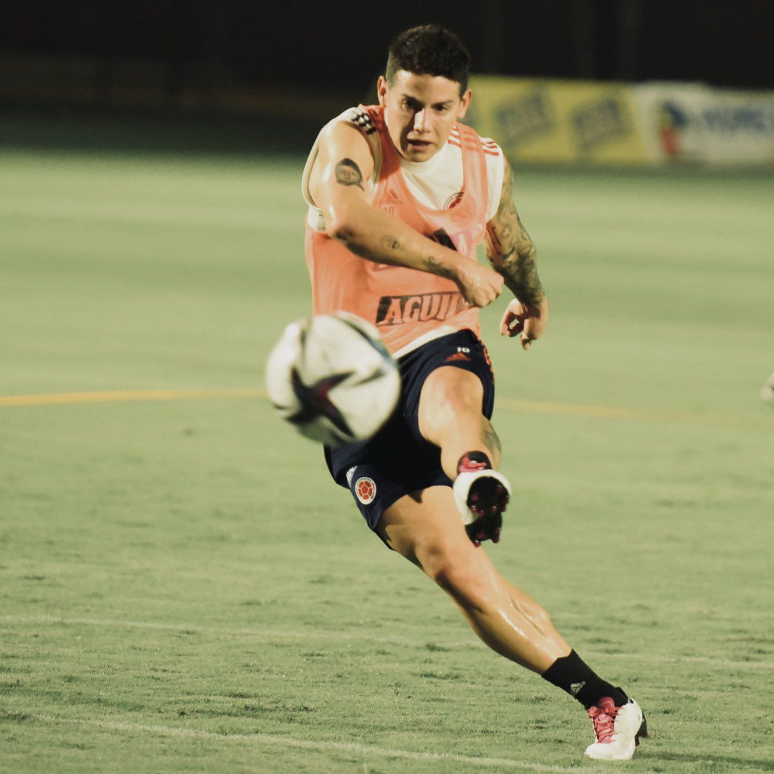 James Rodríguez a rejoint l'équipe pour organiser des matches contre la Bolivie, à Barranquilla et le Venezuela, en tant que visiteur. Foto : FCF