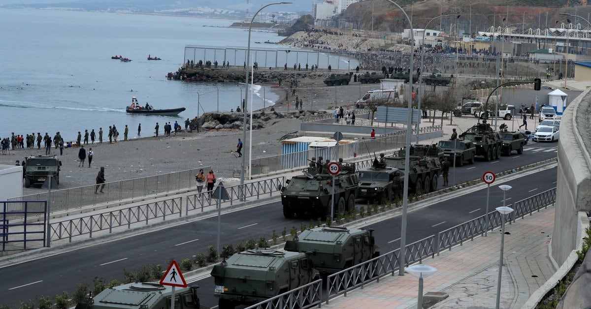 Spain deploys Army tanks after the entry of more than 5,000 migrants into Ceuta: at least one dead