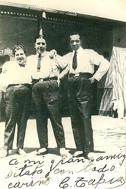 Fotografía de Gardel acompañado de Cristino Tapia y el guitarrista Guillermo Barbieri. Fue tomada al finalizar una exitosa gira en Córdoba. (1926)