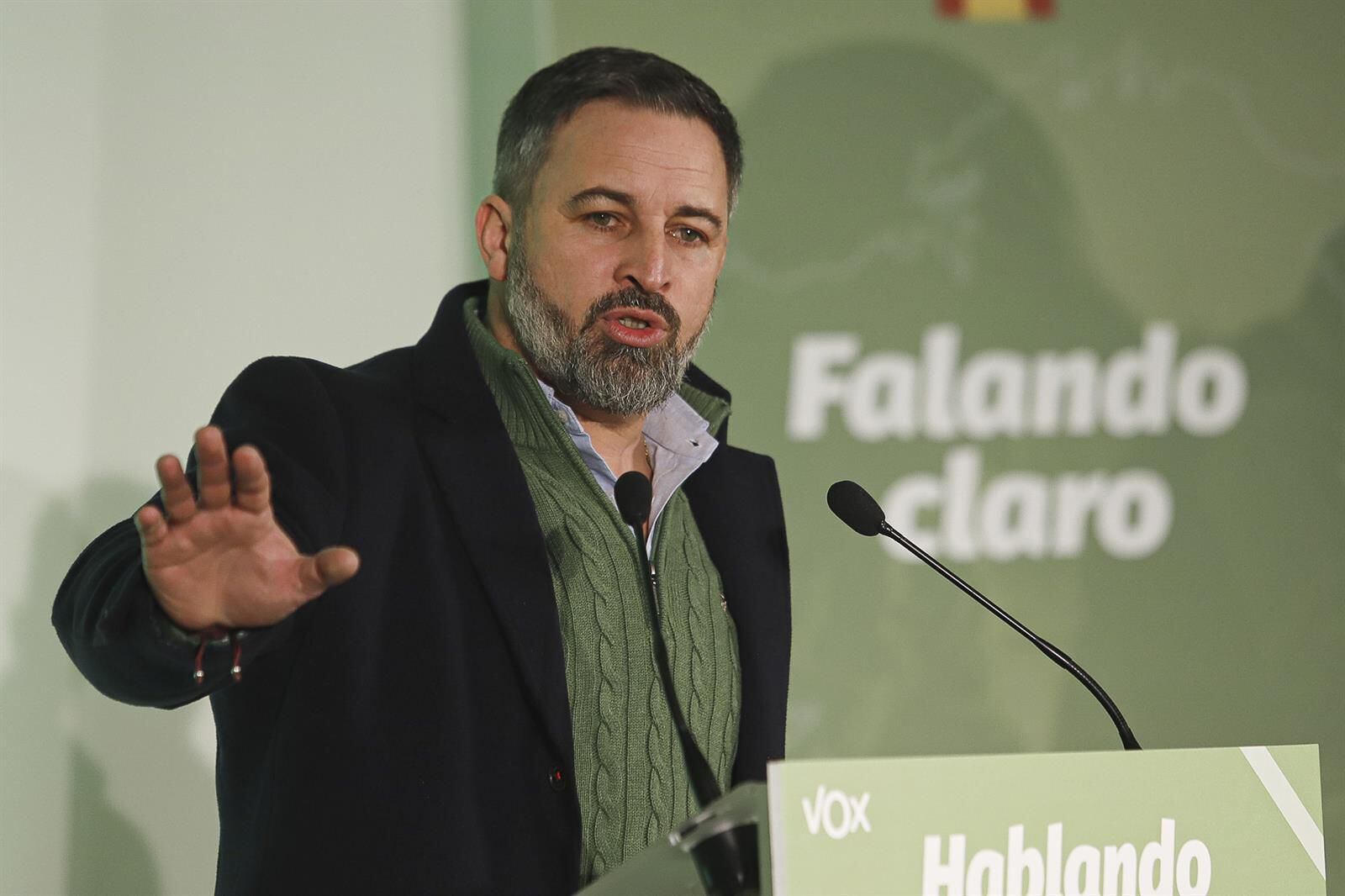 21/01/2024 El líder de Vox, Santiago Abascal, interviene durante la presentación de candidatos para las elecciones gallegas, en el Hotel Galicia Palace, a 21 de enero de 2024, en Pontevedra, Galicia (España). Abascal coincide hoy en Galicia con otros dos líderes estatales, el presidente del Gobierno, que se encuentra en la convención de su partido en A Coruña, y el líder del PP, que clausura la Interparlamentaria que los populares han organizado en Ourense. POLITICA Adrián Irago - Europa Press 