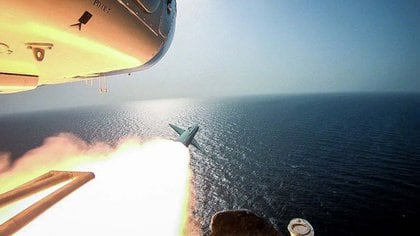 La Guardia Revolucionaria paramilitar de Irán disparó un misil desde un helicóptero a un portaaviones en el estrecho estratégico de Ormuz (AP)