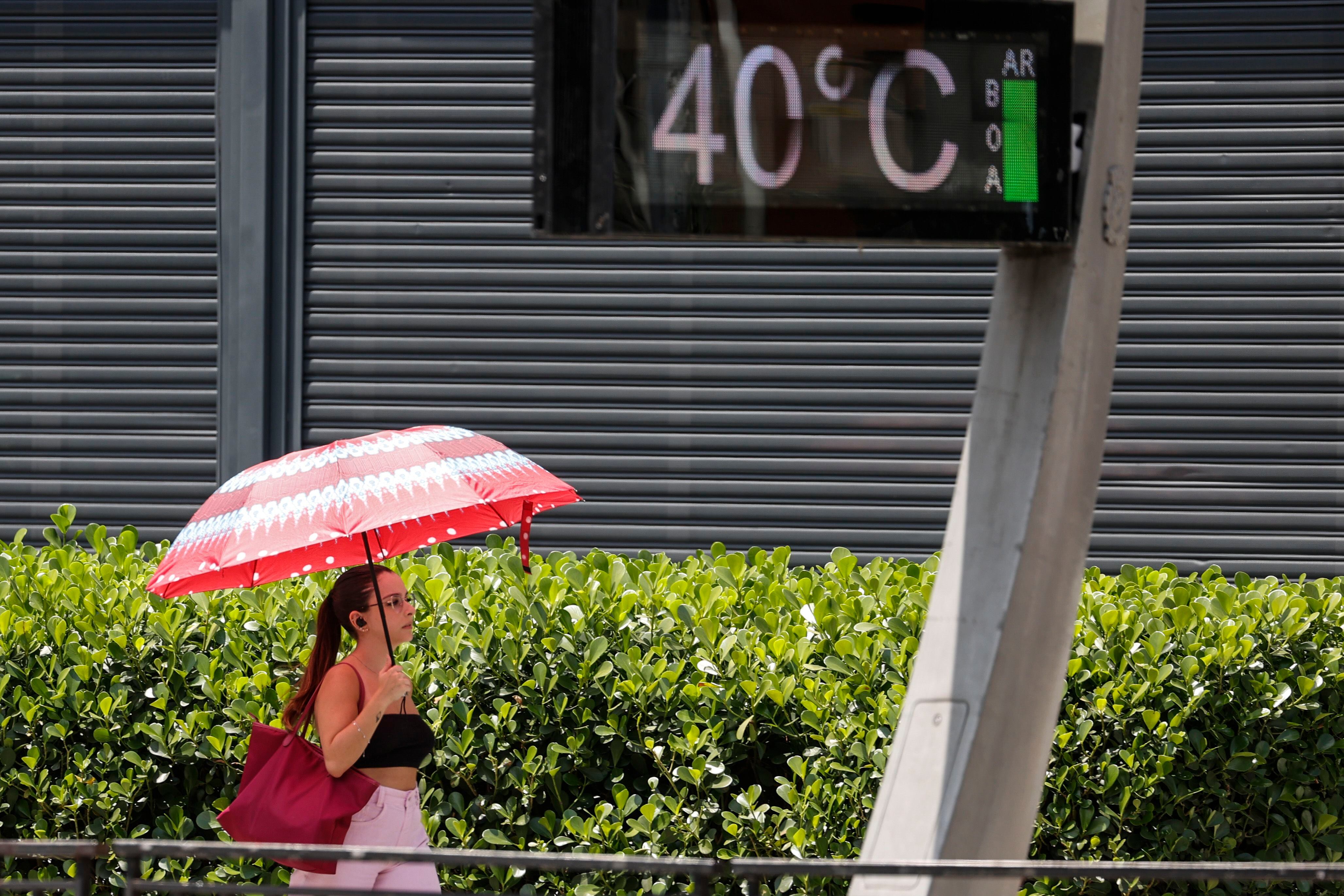 Las altas temperaturas pueden agravar condiciones preexistentes de salud mental, aseguran los especialistas (Efe) 