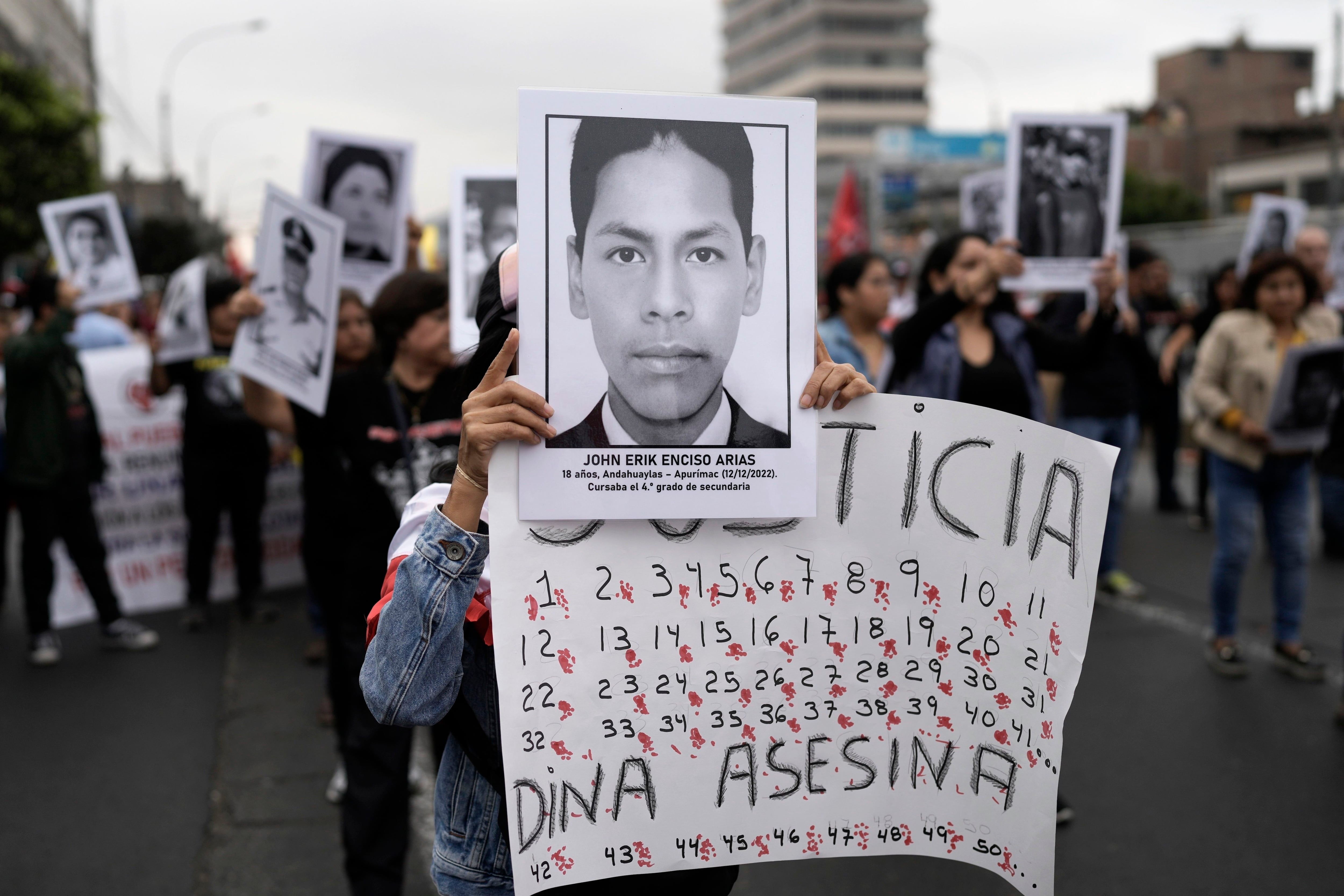 Mostrando carteles con fotos de víctimas de la violencia policial, manifestantes marchan por el centro de Lima, Perú, el miércoles 19 de julio de 2023. La protesta exige a la presidenta peruana Dina Boluarte un adelanto electoral inmediato, así como justicia por los muertos en las manifestaciones que sucedieron a la destitución de Pedro Castillo como presidente. (AP Foto/Rodrigo Abd)